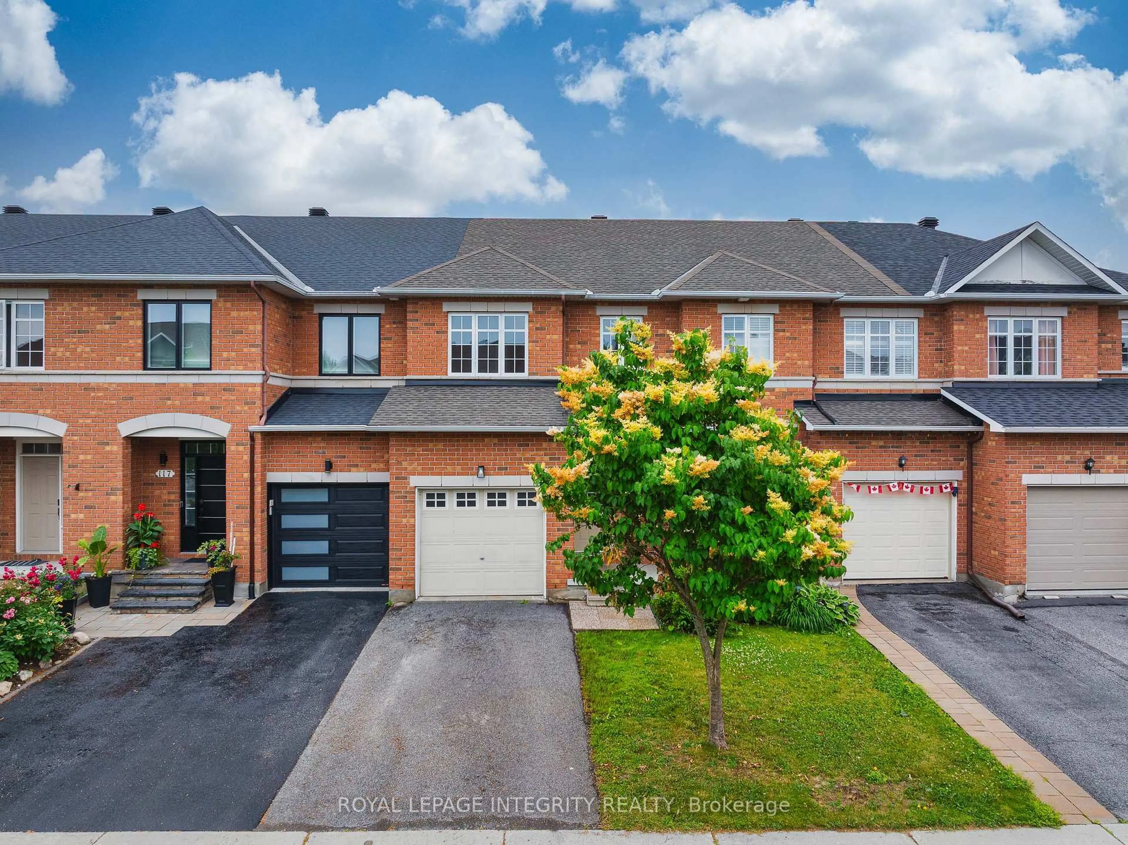 A pic from outside/outdoor area/front of a property/back of a property/a pic from drone, street for 119 Deercroft Ave, Ottawa Ontario K2J 5H7