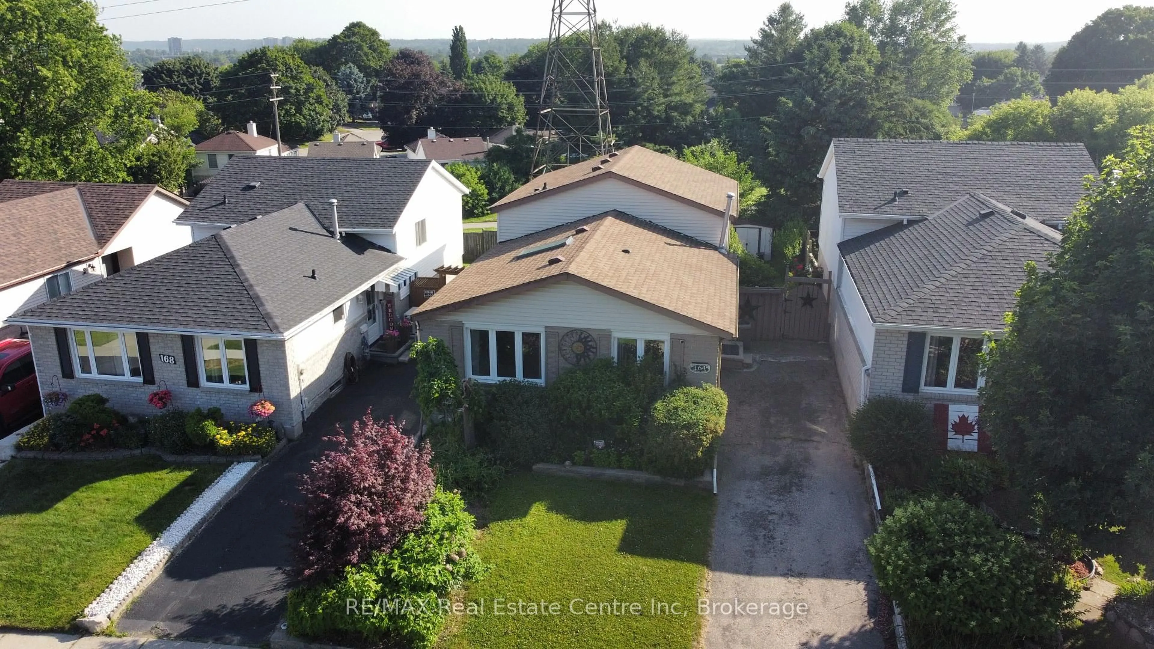 A pic from outside/outdoor area/front of a property/back of a property/a pic from drone, street for 164 Macatee Pl, Cambridge Ontario N1R 6Z8