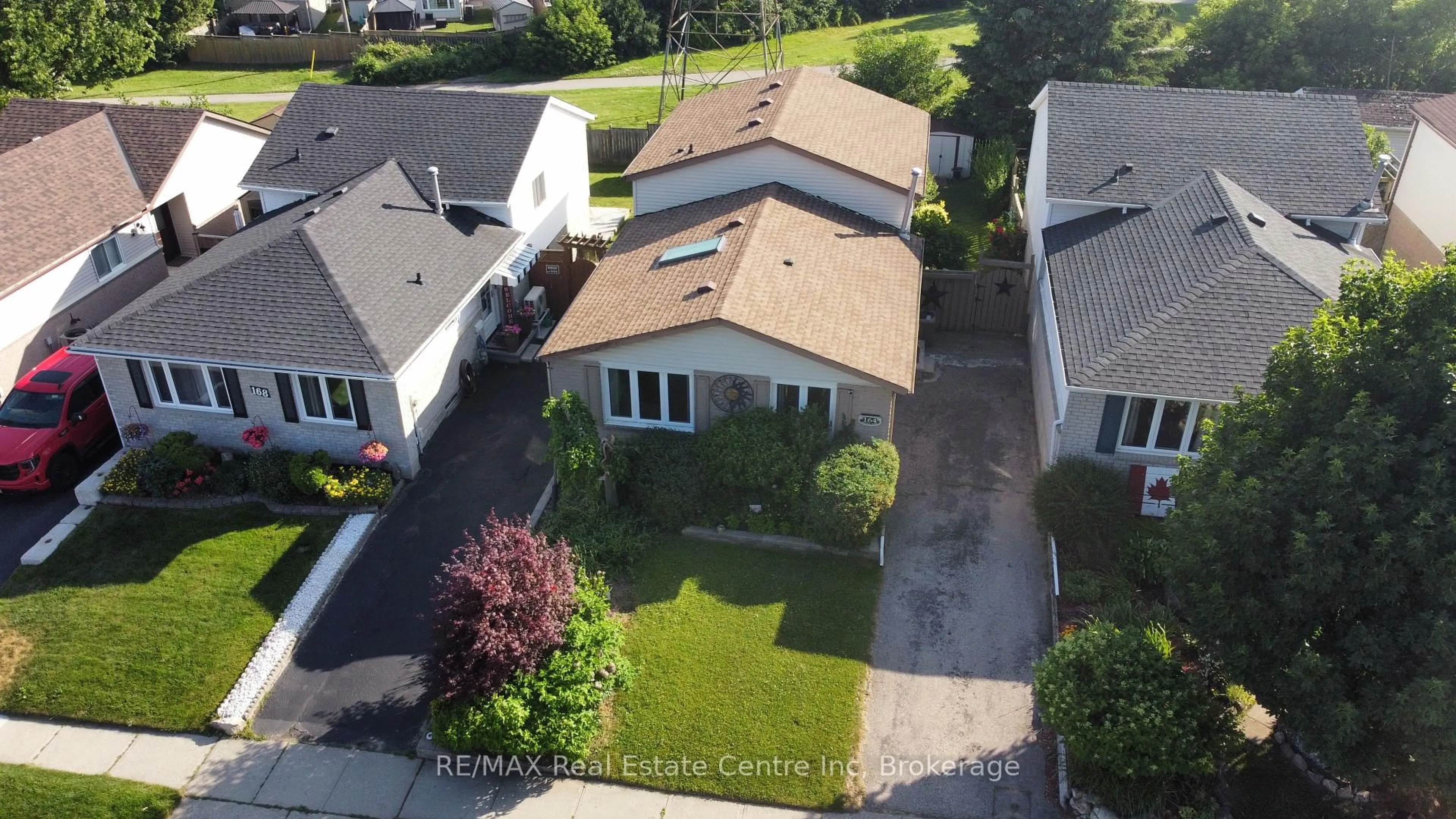 A pic from outside/outdoor area/front of a property/back of a property/a pic from drone, street for 164 Macatee Pl, Cambridge Ontario N1R 6Z8