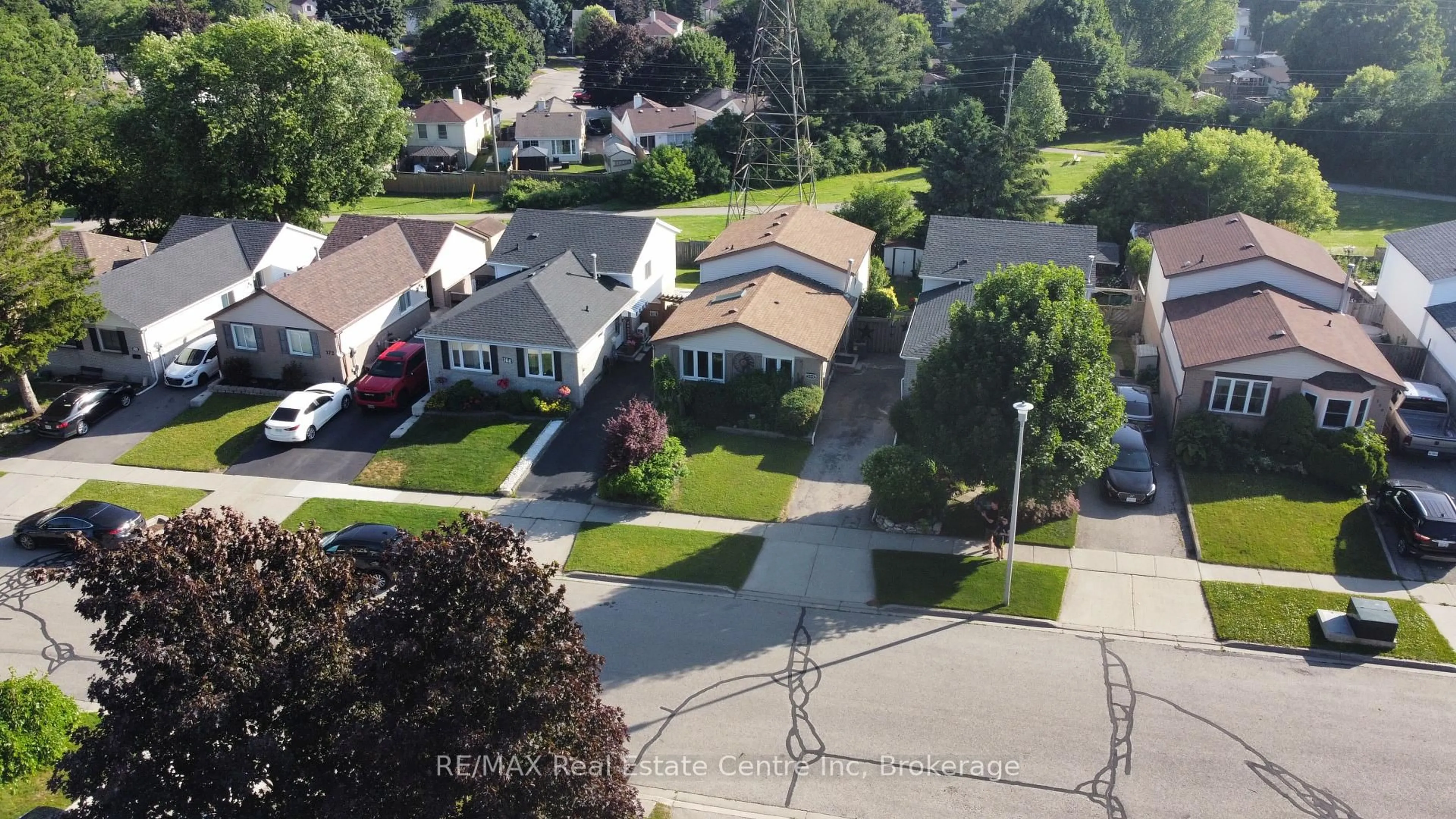 A pic from outside/outdoor area/front of a property/back of a property/a pic from drone, street for 164 Macatee Pl, Cambridge Ontario N1R 6Z8