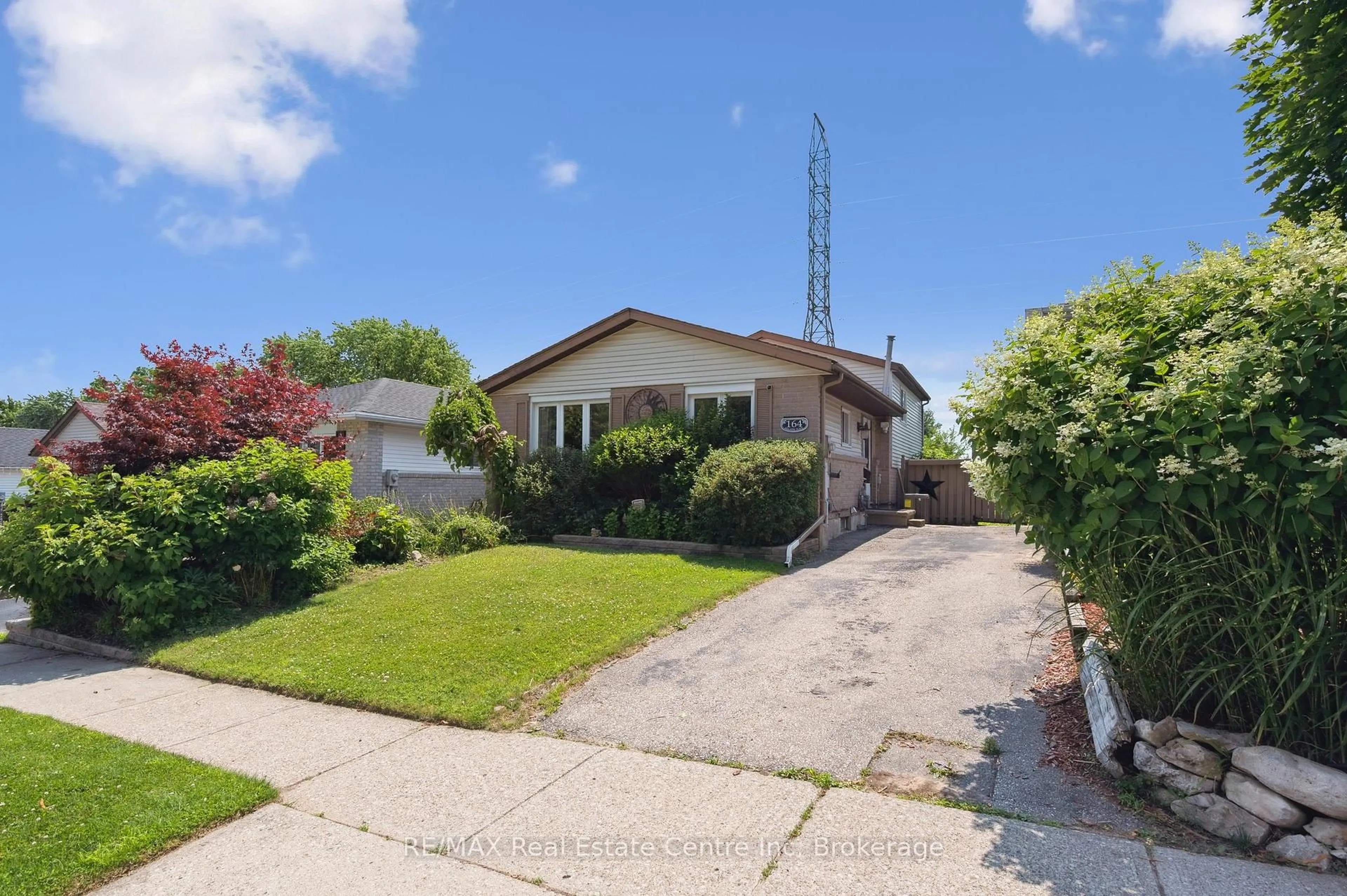 A pic from outside/outdoor area/front of a property/back of a property/a pic from drone, street for 164 Macatee Pl, Cambridge Ontario N1R 6Z8