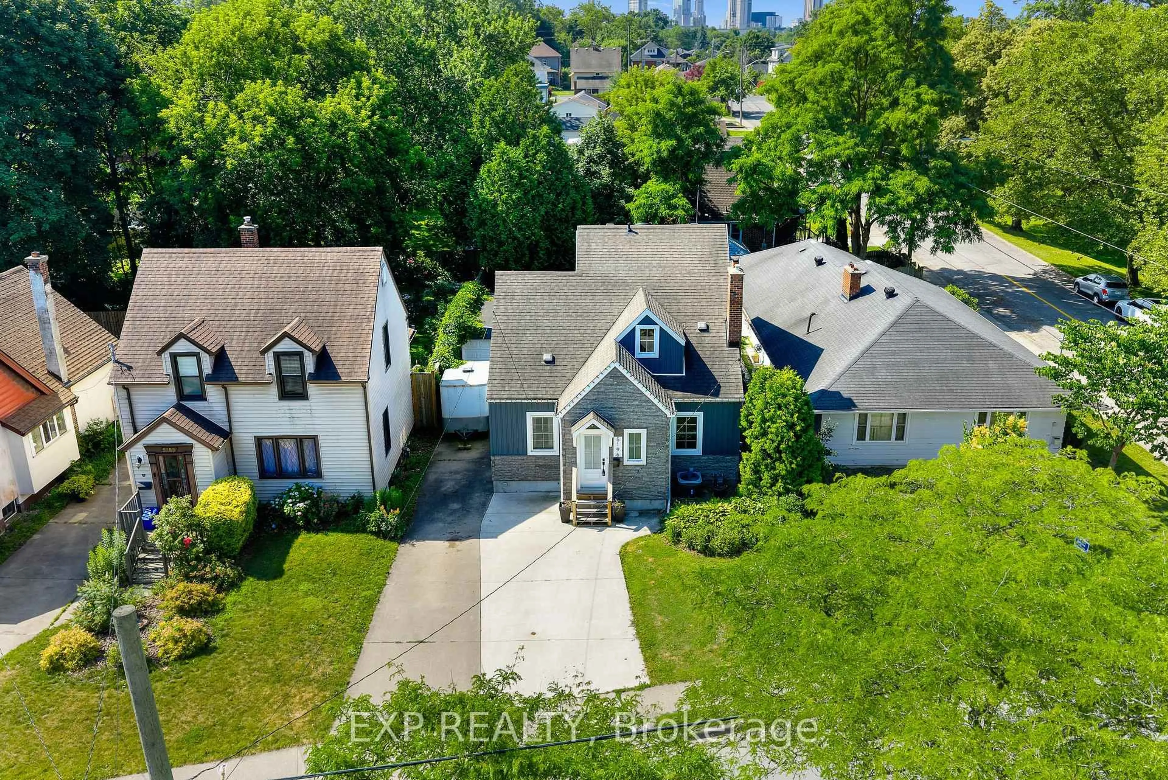 A pic from outside/outdoor area/front of a property/back of a property/a pic from drone, street for 5196 Valley Way, Niagara Falls Ontario L2E 1X2