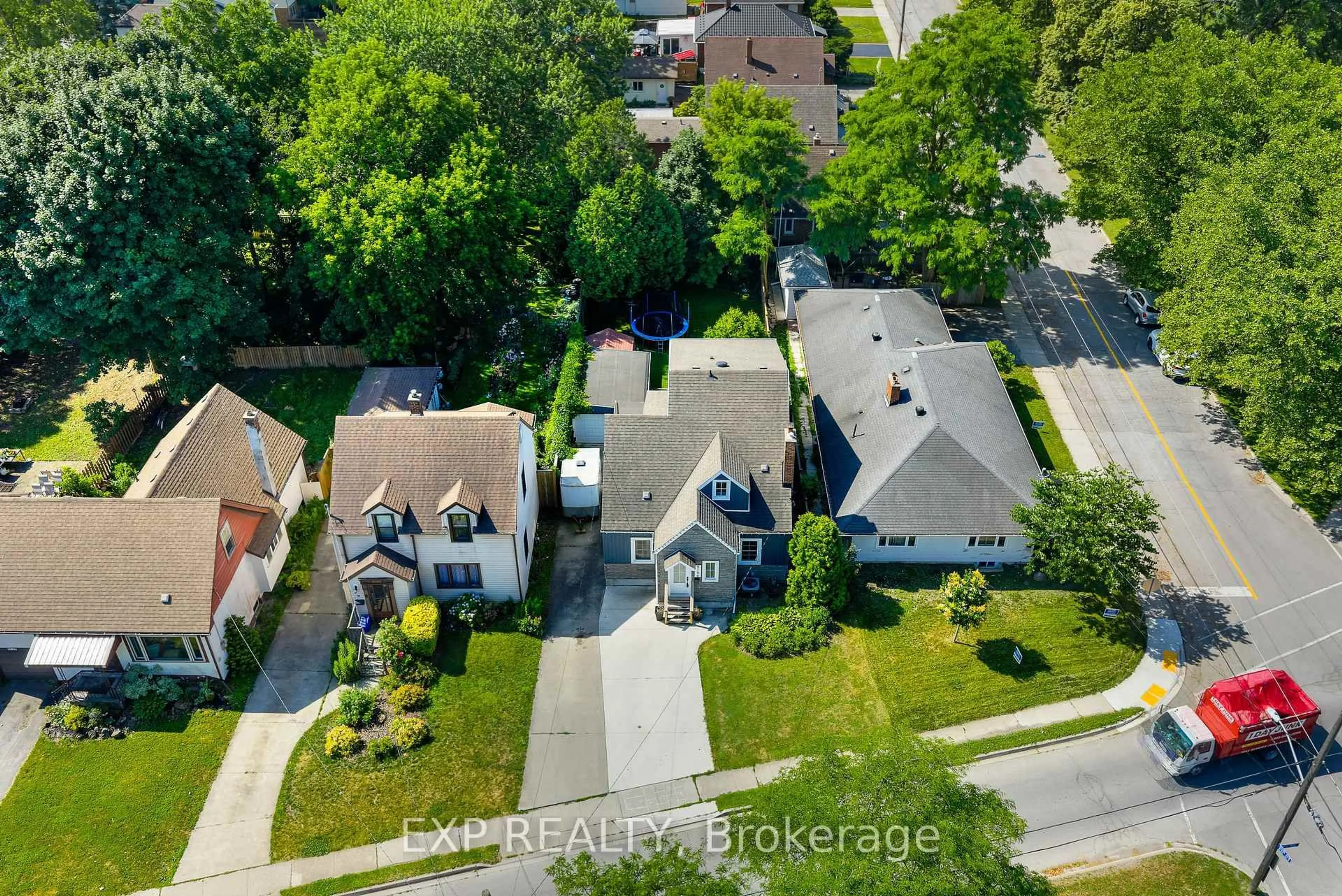 A pic from outside/outdoor area/front of a property/back of a property/a pic from drone, street for 5196 Valley Way, Niagara Falls Ontario L2E 1X2