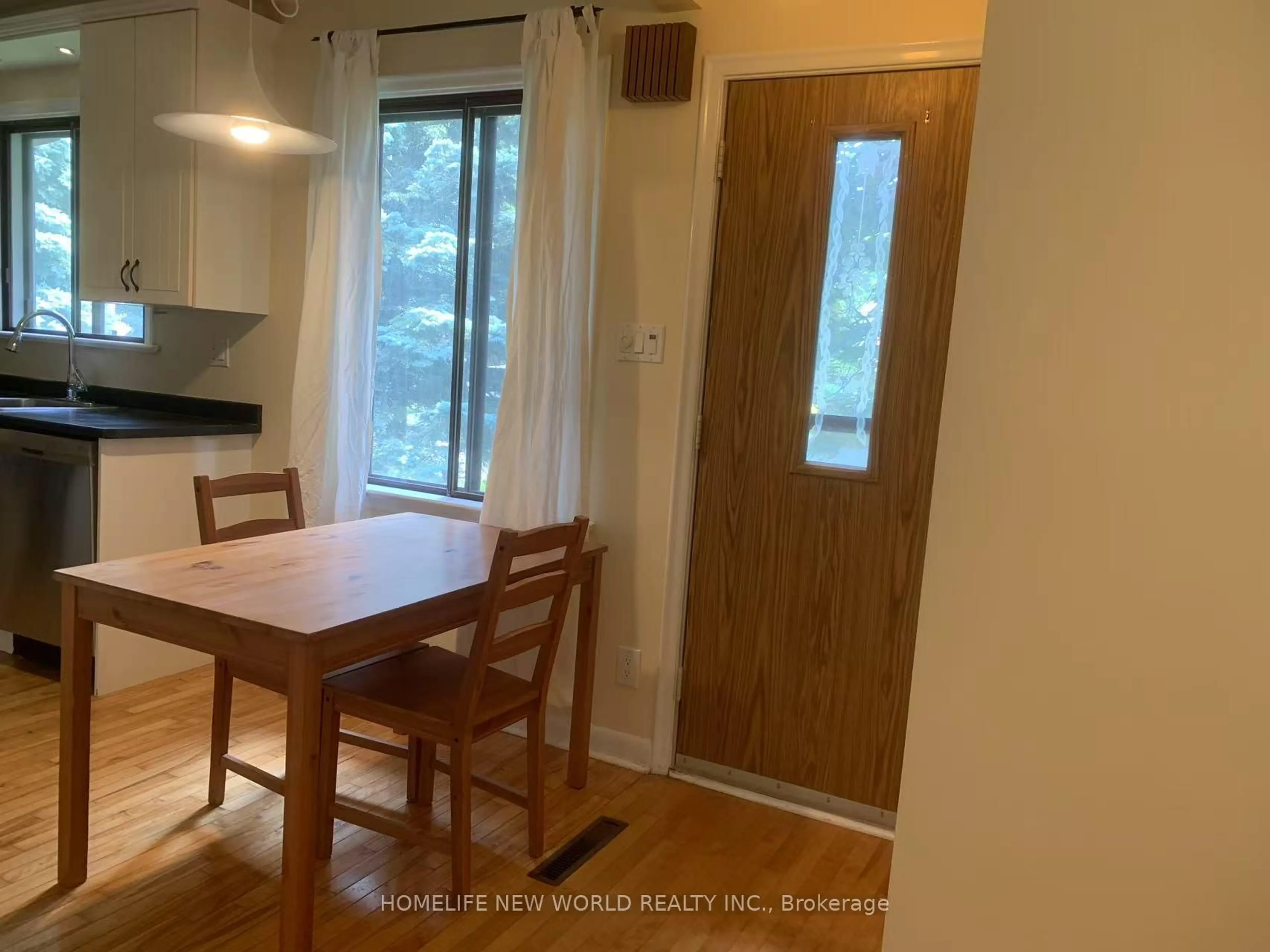 A pic of a room for 787 Raglan Ave, Ottawa Ontario K1G 1M3