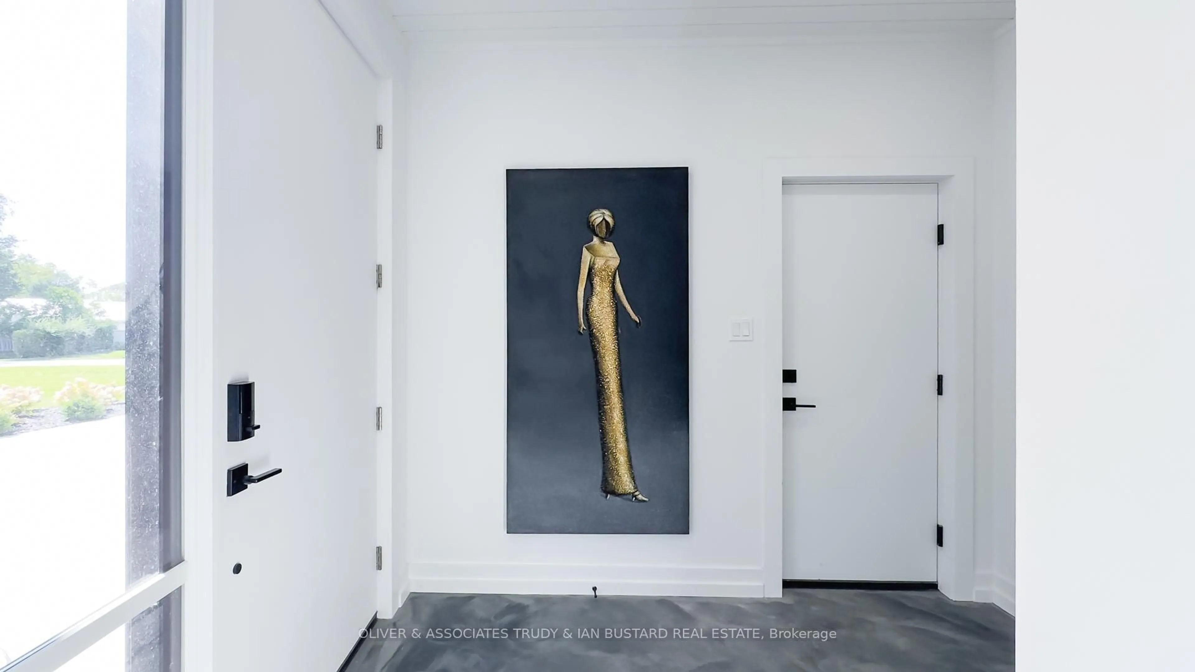 Indoor foyer for 71858 Sunridge Cres, Bluewater Ontario N0M 1N0
