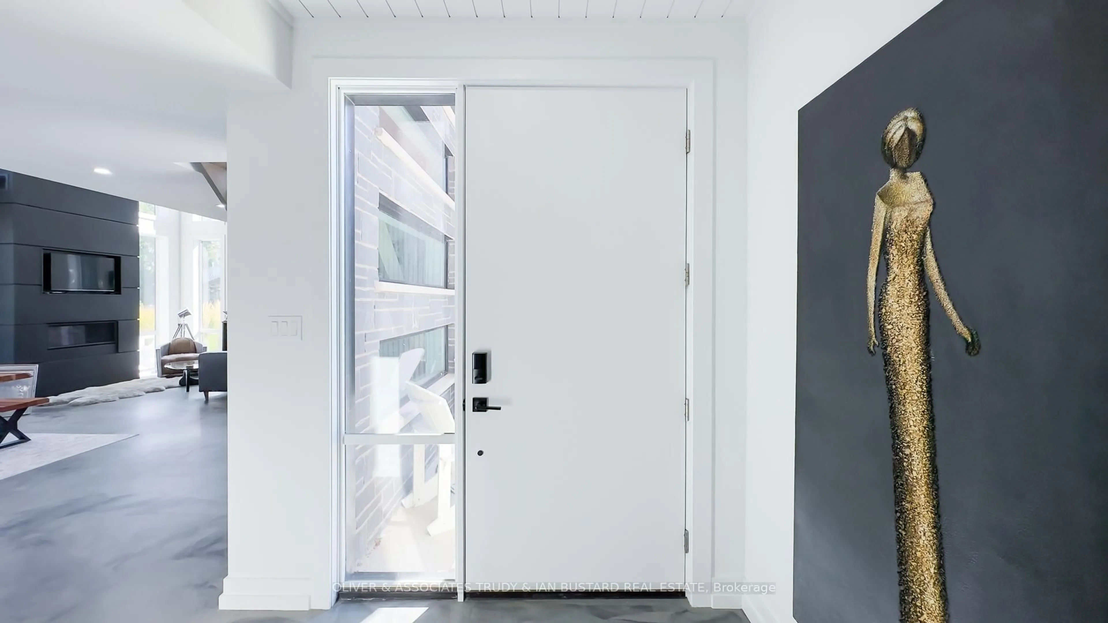 Indoor entryway for 71858 Sunridge Cres, Bluewater Ontario N0M 1N0
