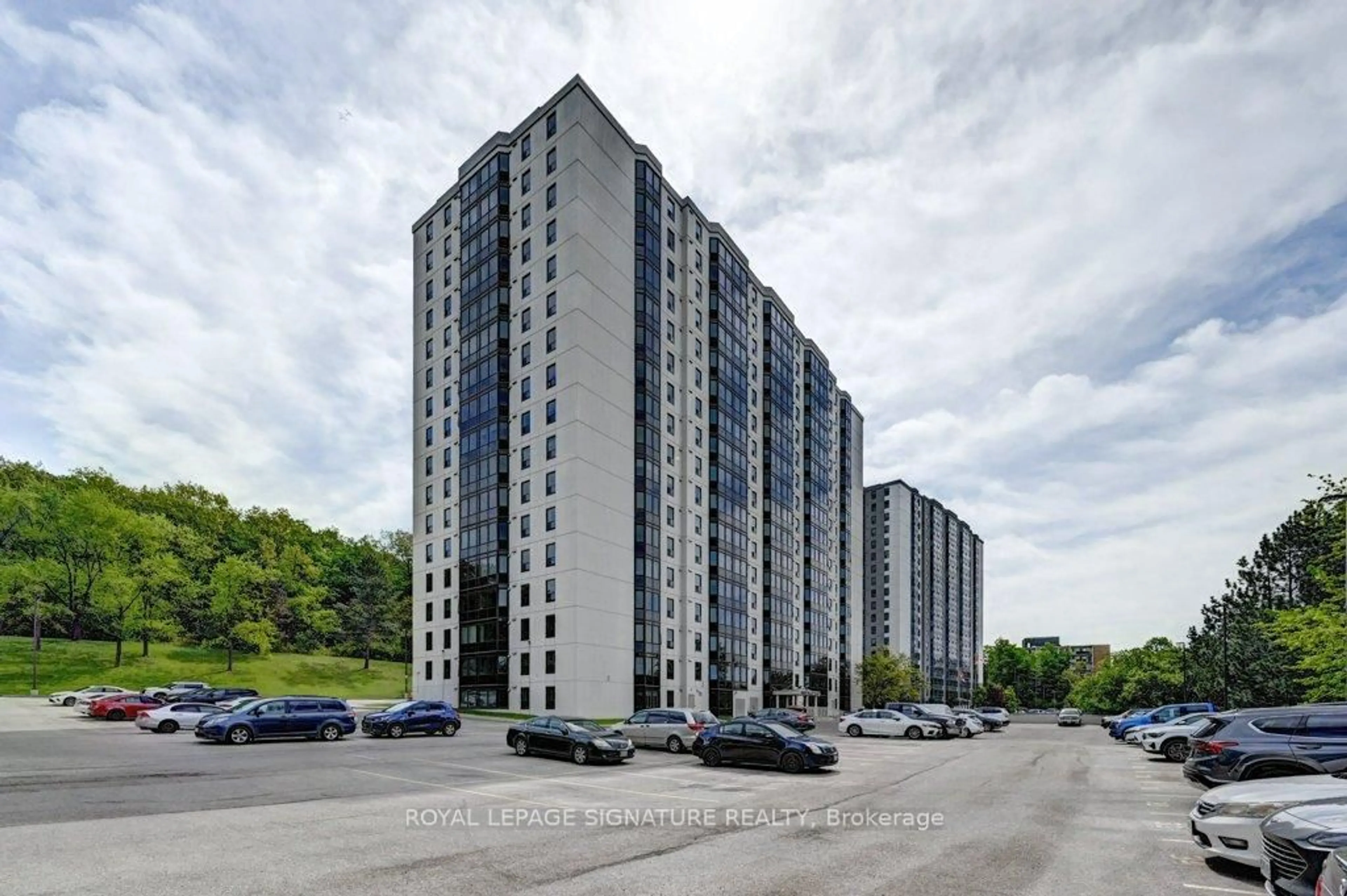 A pic from outside/outdoor area/front of a property/back of a property/a pic from drone, building for 35 Green Valley Dr #1214, Kitchener Ontario N2P 2A5