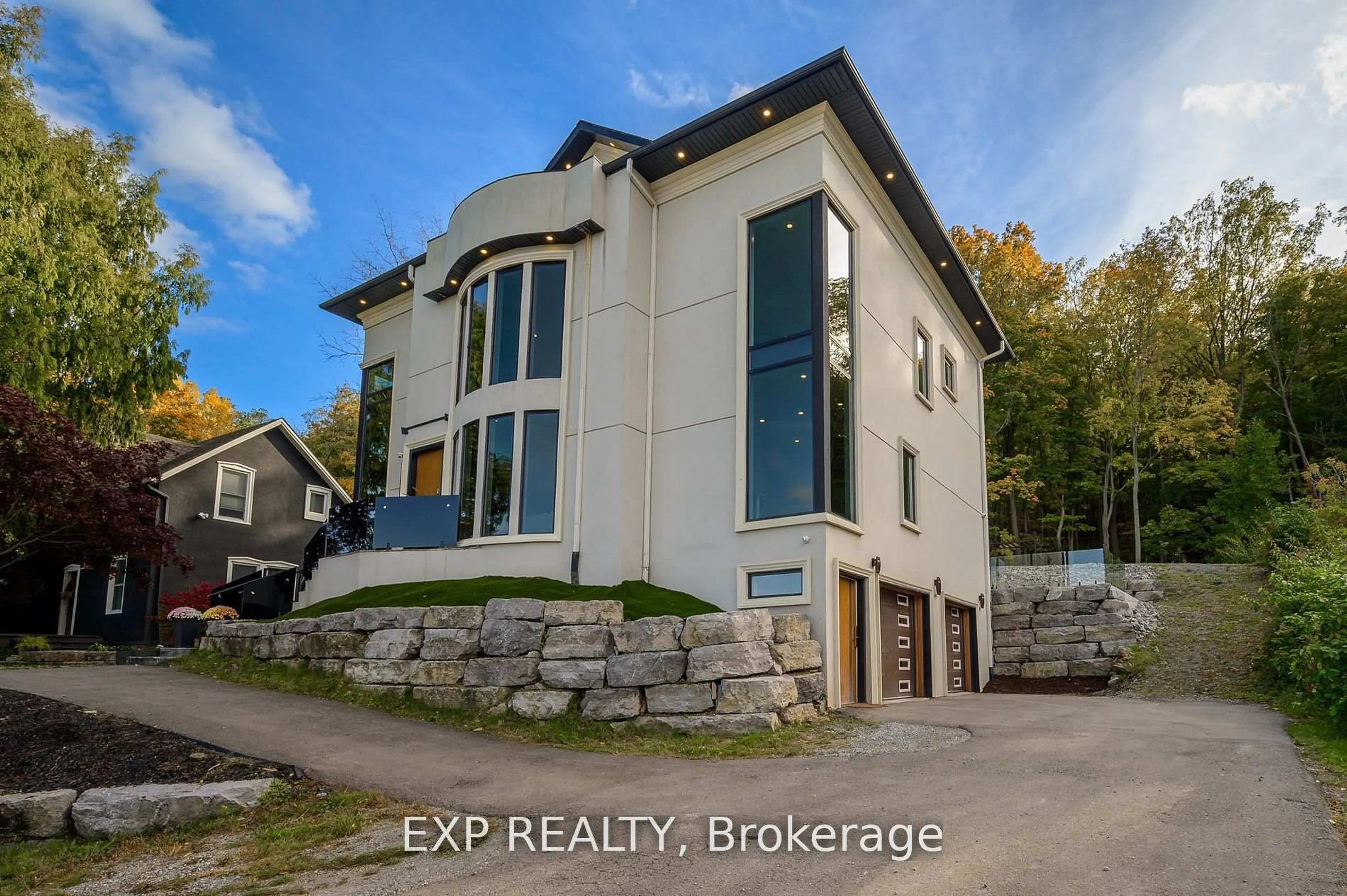 A pic from outside/outdoor area/front of a property/back of a property/a pic from drone, building for 237 MAIN St #B, Grimsby Ontario L3M 1S1