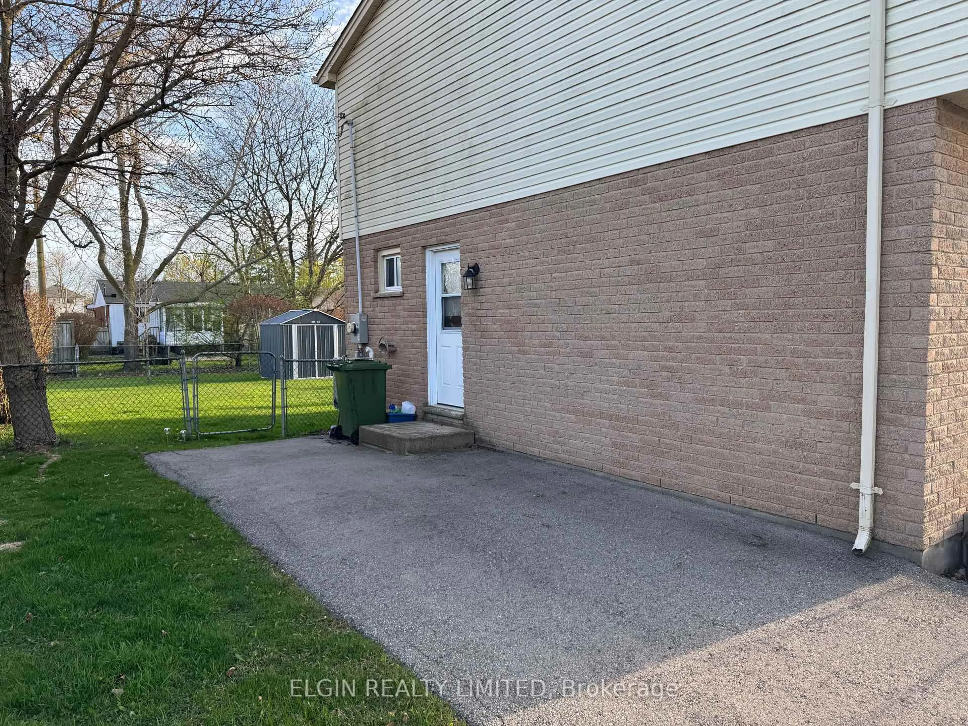 A pic from outside/outdoor area/front of a property/back of a property/a pic from drone, street for 36 Vanier Pl, St. Thomas Ontario N5R 5P8