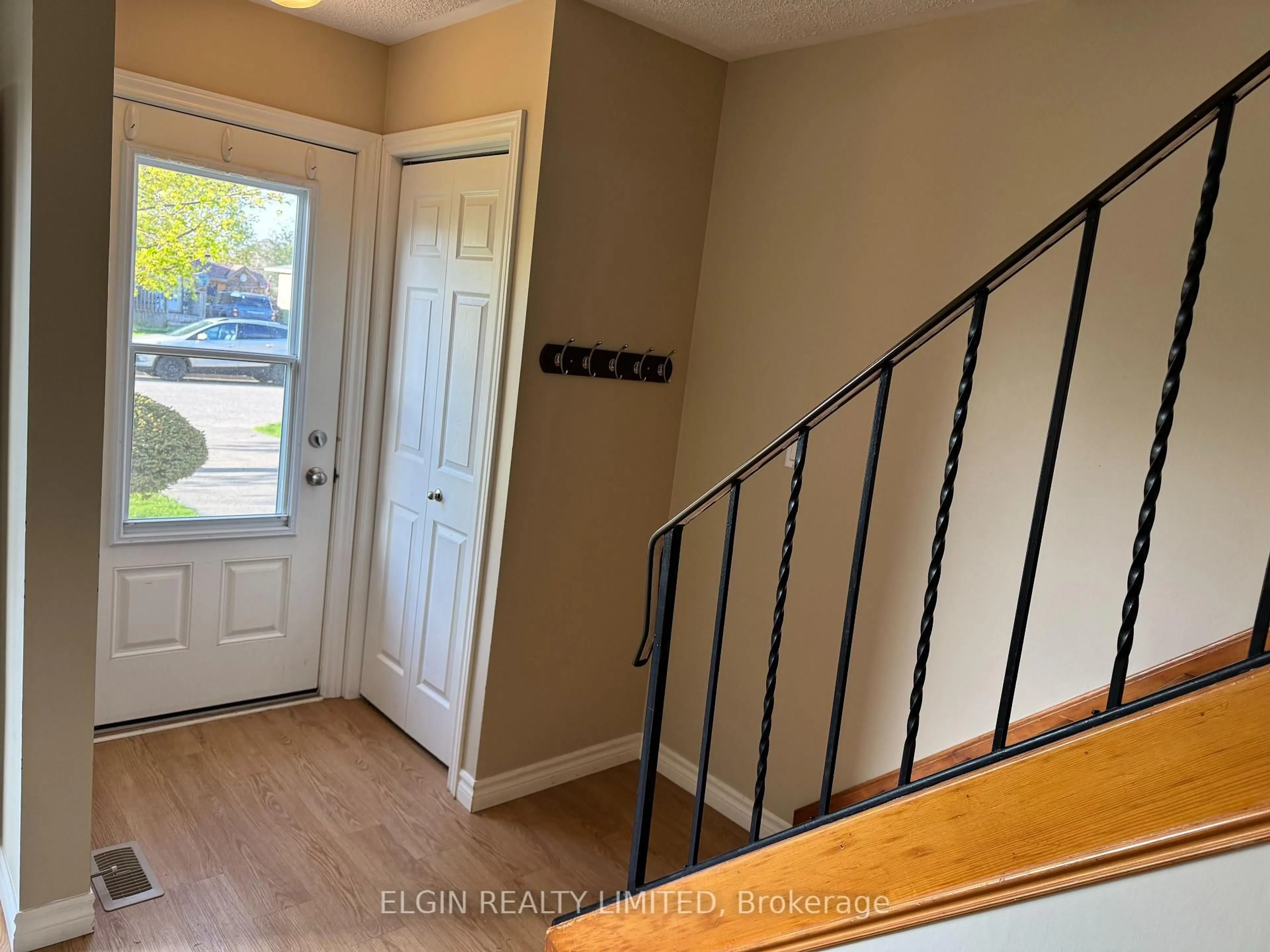 Indoor entryway for 36 Vanier Pl, St. Thomas Ontario N5R 5P8