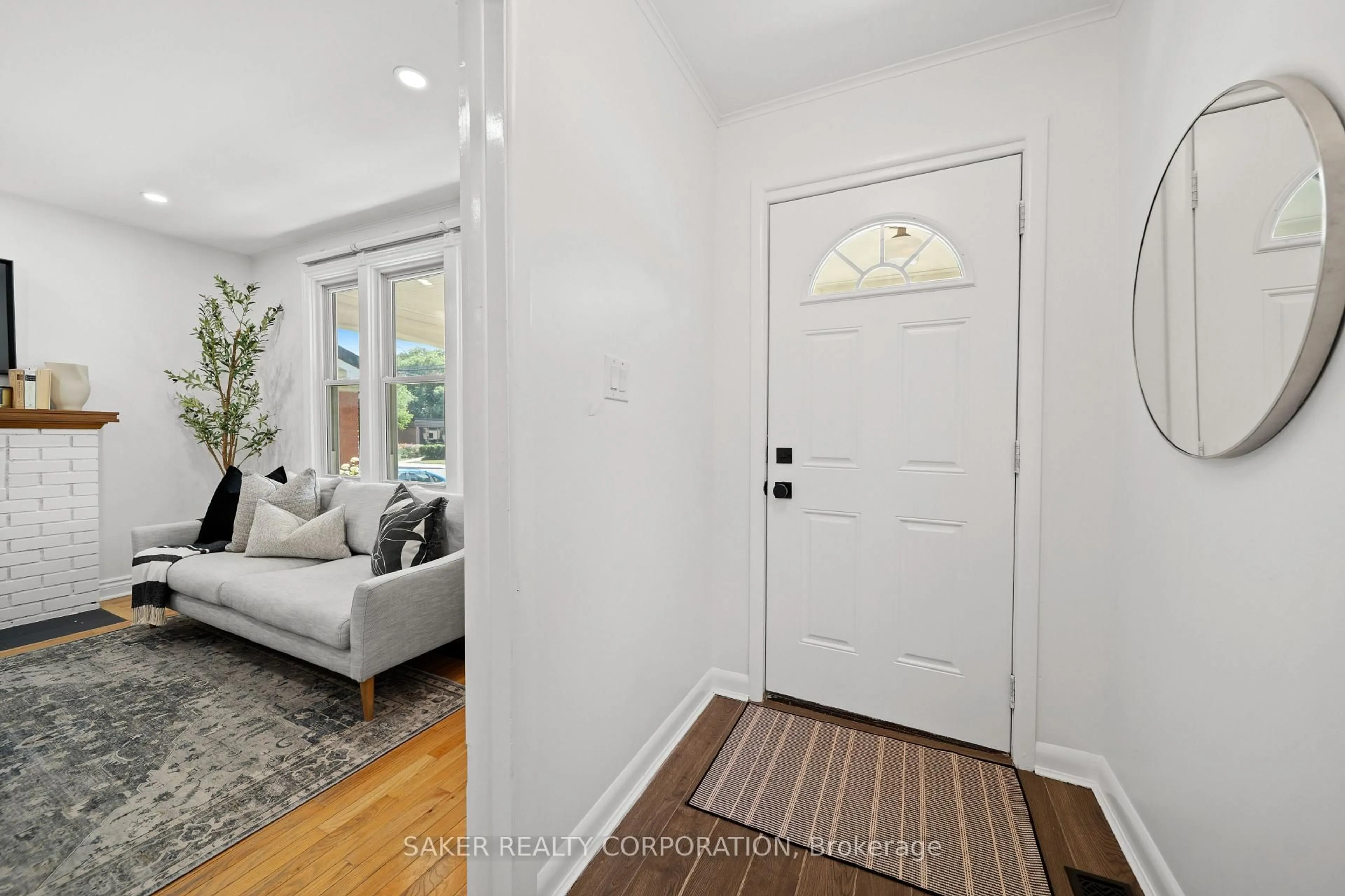 Indoor entryway for 486 Quebec St, London East Ontario N5W 3Y5