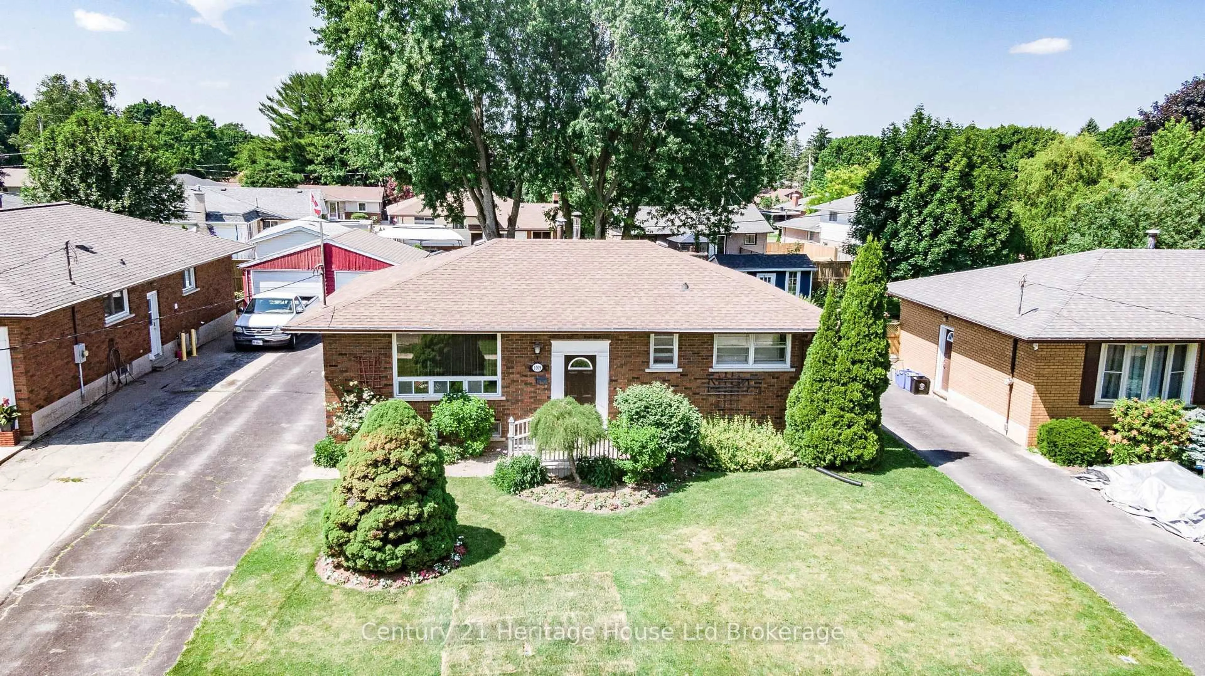 A pic from outside/outdoor area/front of a property/back of a property/a pic from drone, street for 1009 Warwick St, Woodstock Ontario N4S 4S3