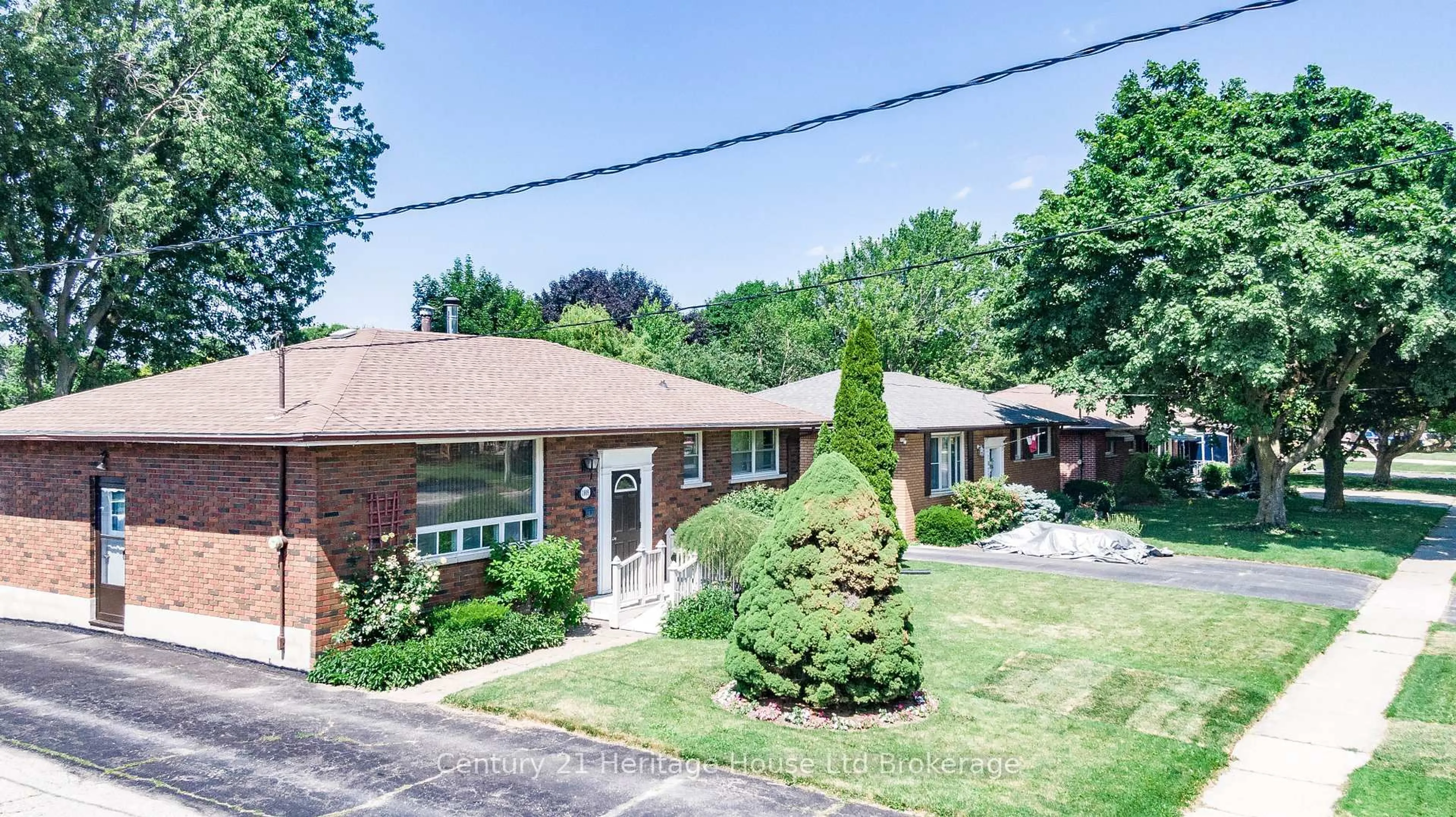 A pic from outside/outdoor area/front of a property/back of a property/a pic from drone, street for 1009 Warwick St, Woodstock Ontario N4S 4S3