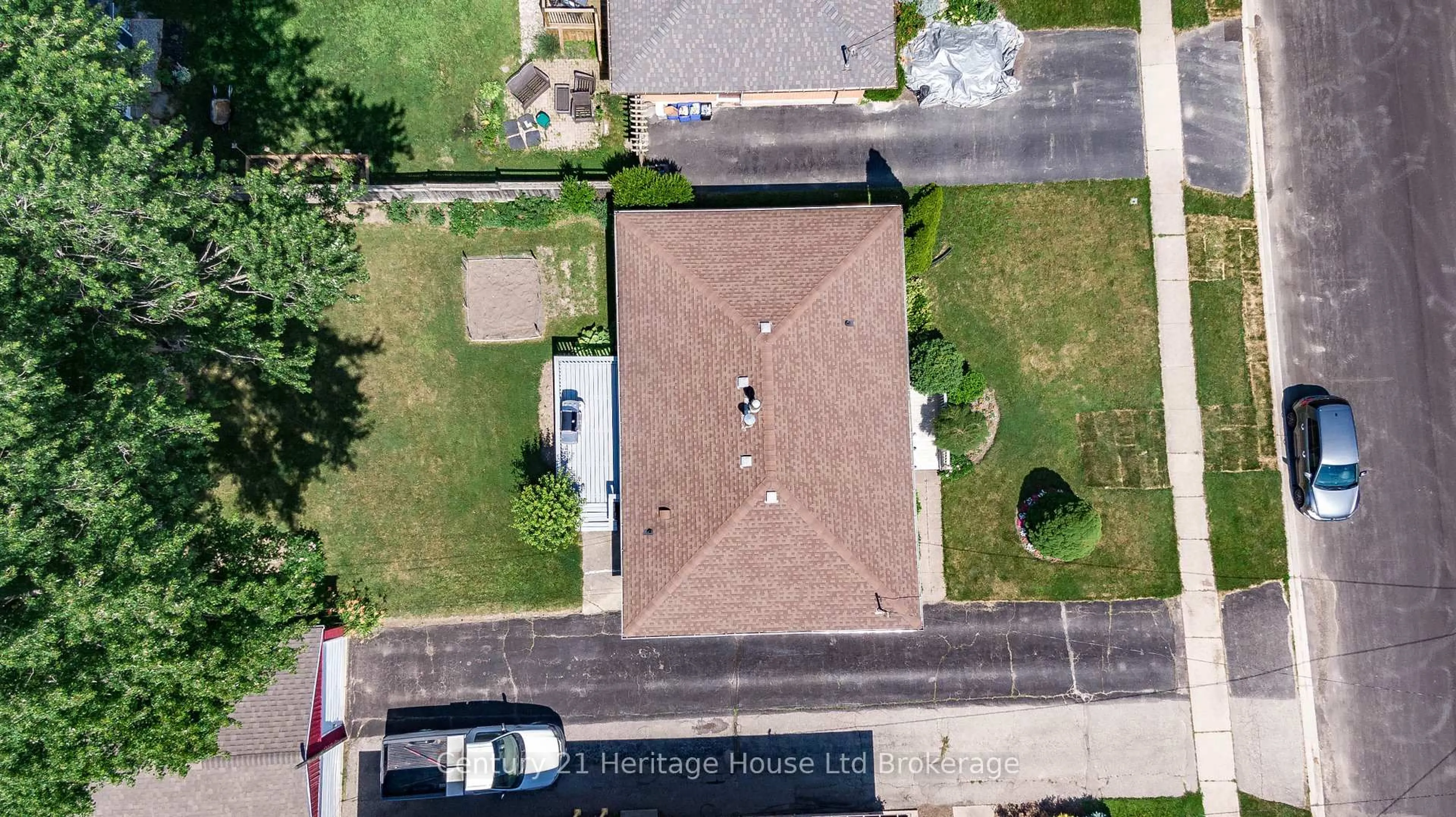 A pic from outside/outdoor area/front of a property/back of a property/a pic from drone, street for 1009 Warwick St, Woodstock Ontario N4S 4S3