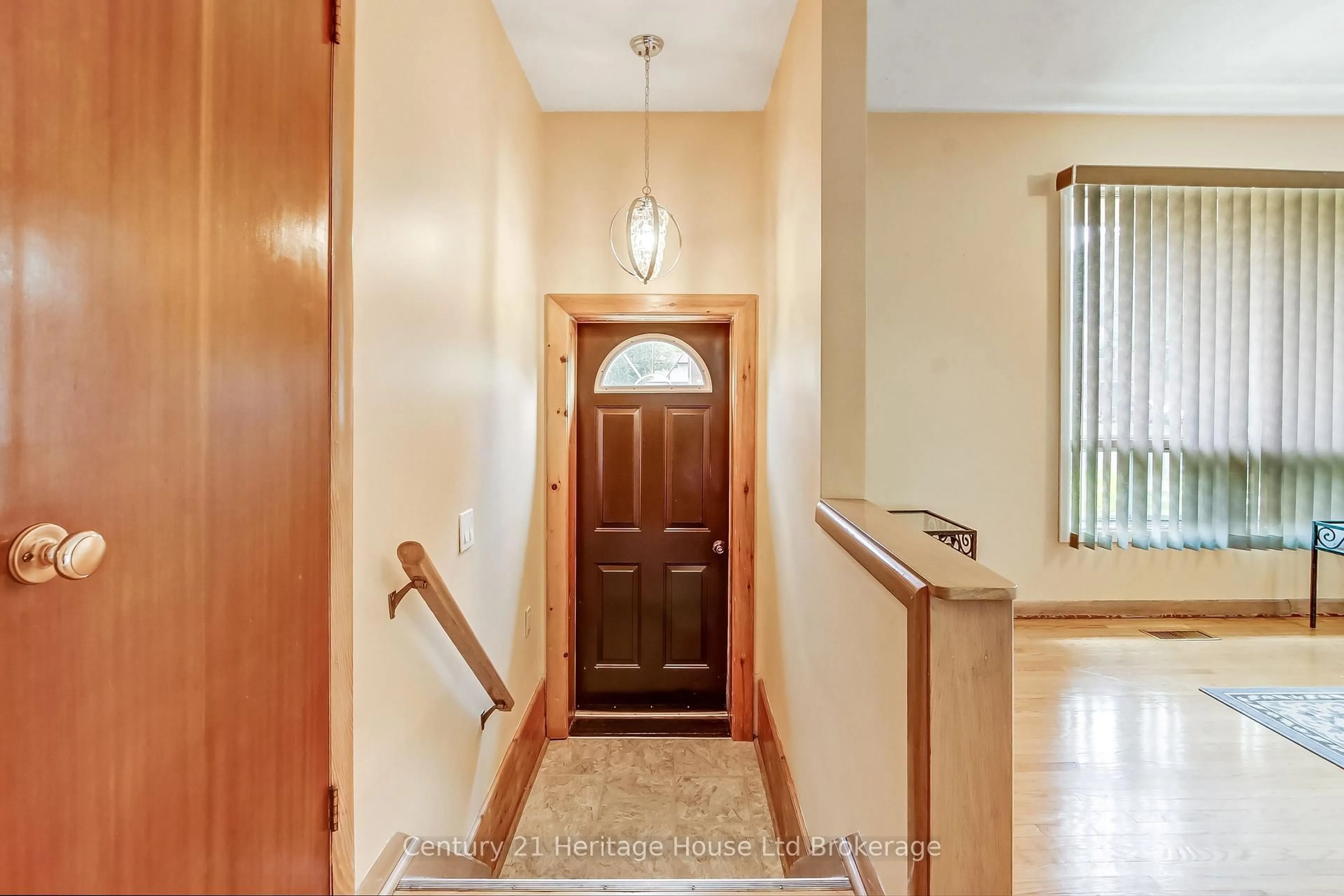 Indoor foyer for 1009 Warwick St, Woodstock Ontario N4S 4S3