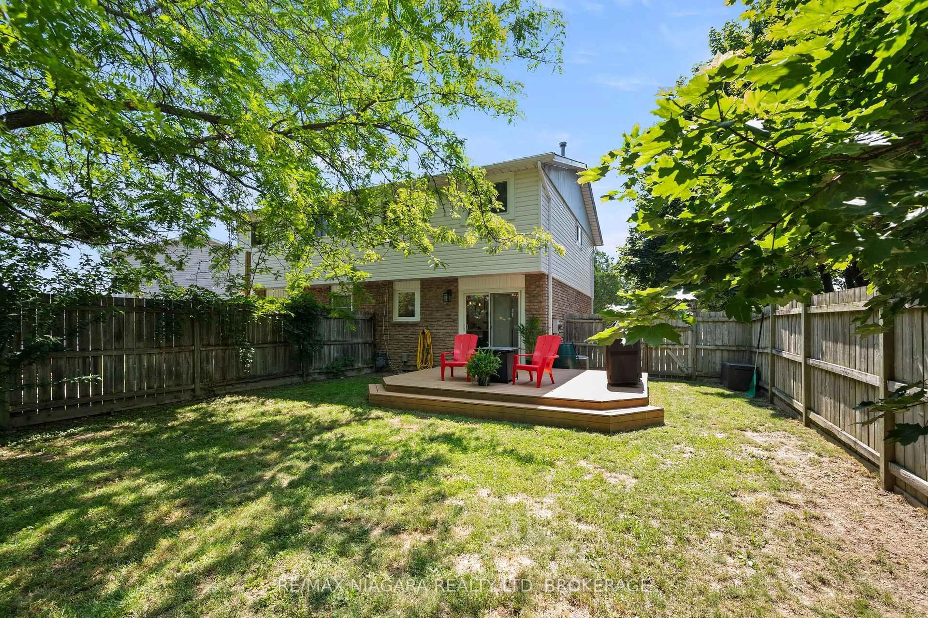 Patio, street for 1 Bardadyn Crt, St. Catharines Ontario L2N 6R2