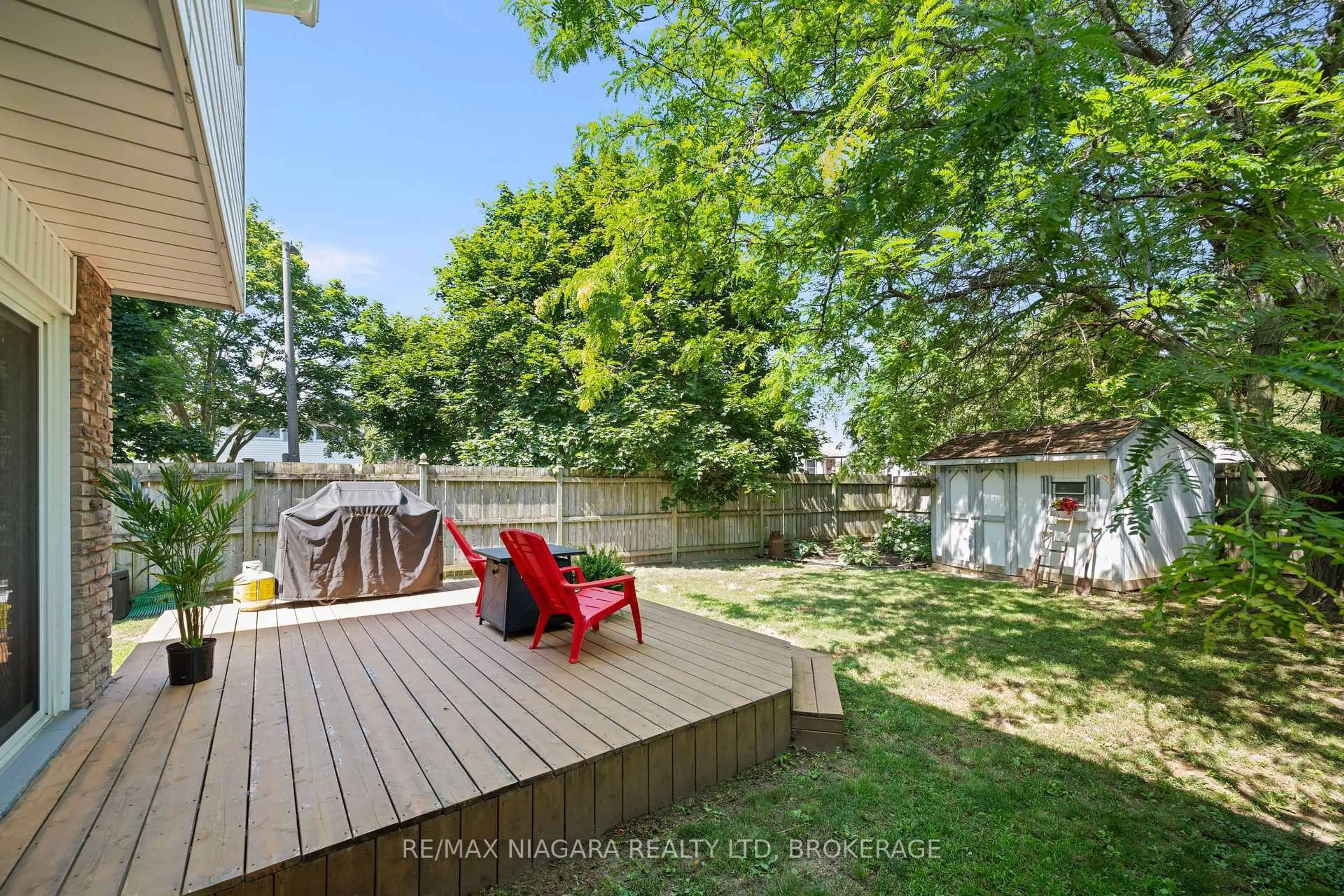 Patio, unknown for 1 Bardadyn Crt, St. Catharines Ontario L2N 6R2
