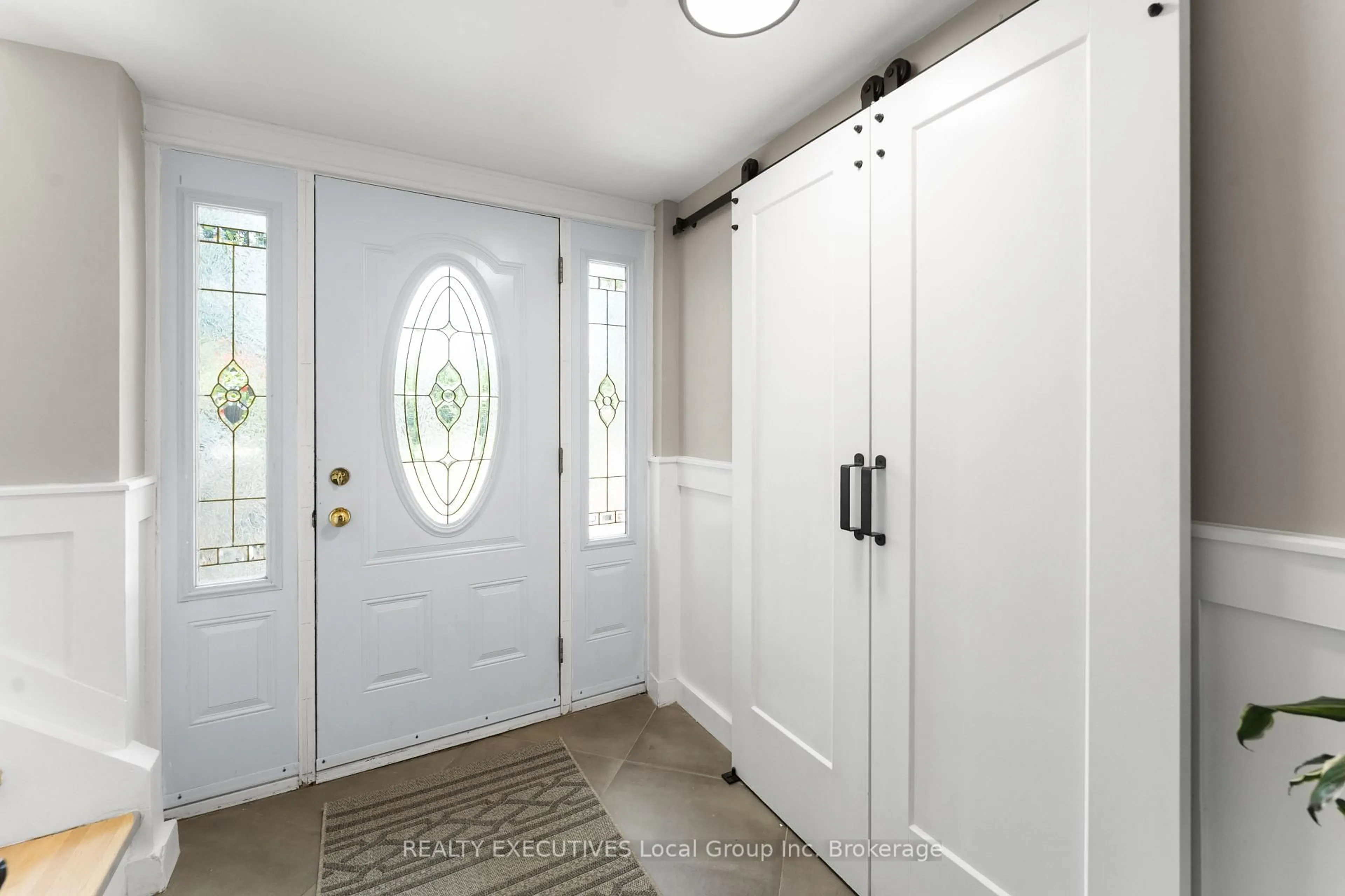 Indoor entryway for 520 Riverbend Rd, North Bay Ontario P1B 8Z4