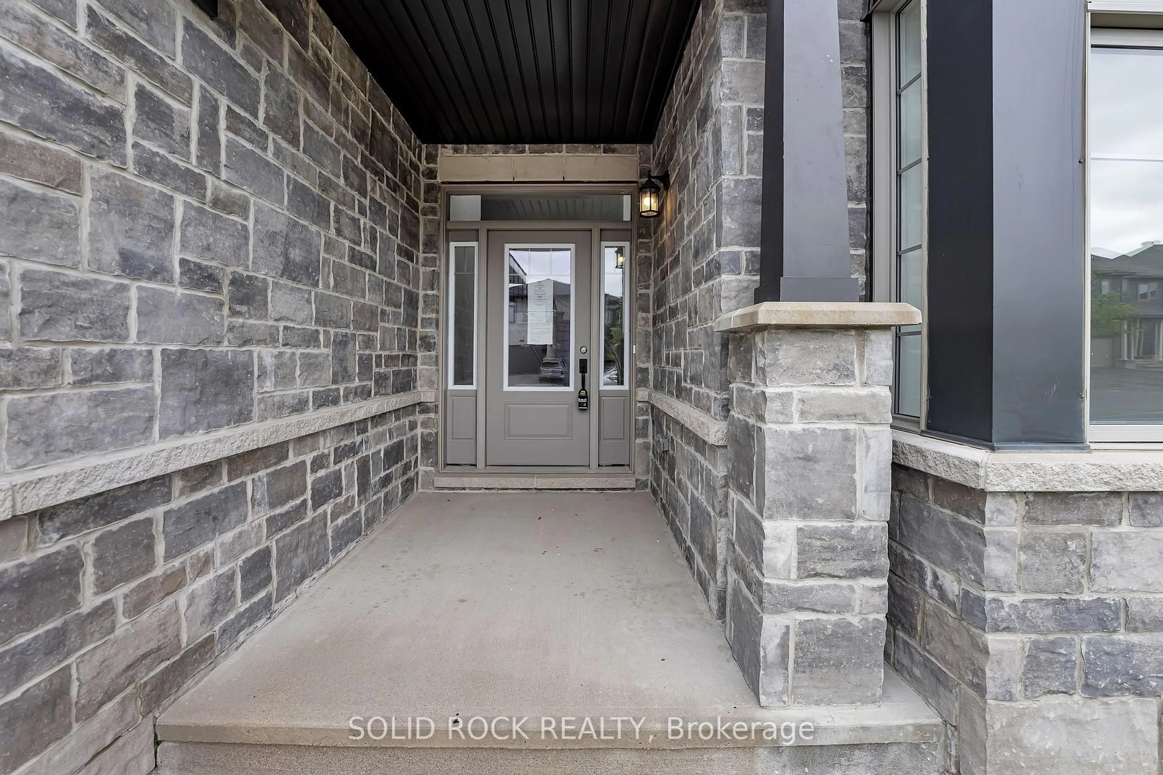 Indoor entryway for 92 Esban Dr, Ottawa Ontario K1X 0J3