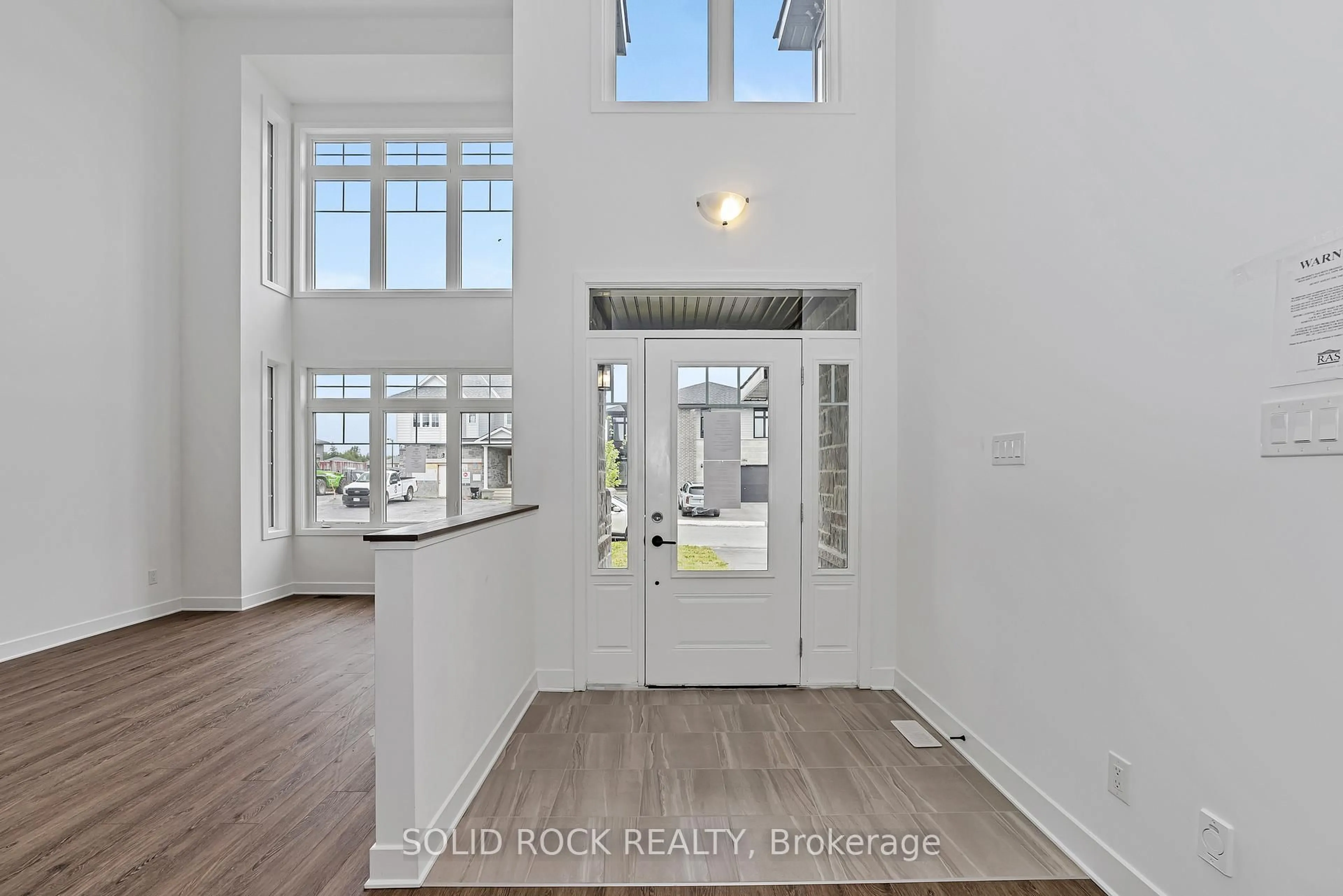 Indoor entryway for 92 Esban Dr, Ottawa Ontario K1X 0J3