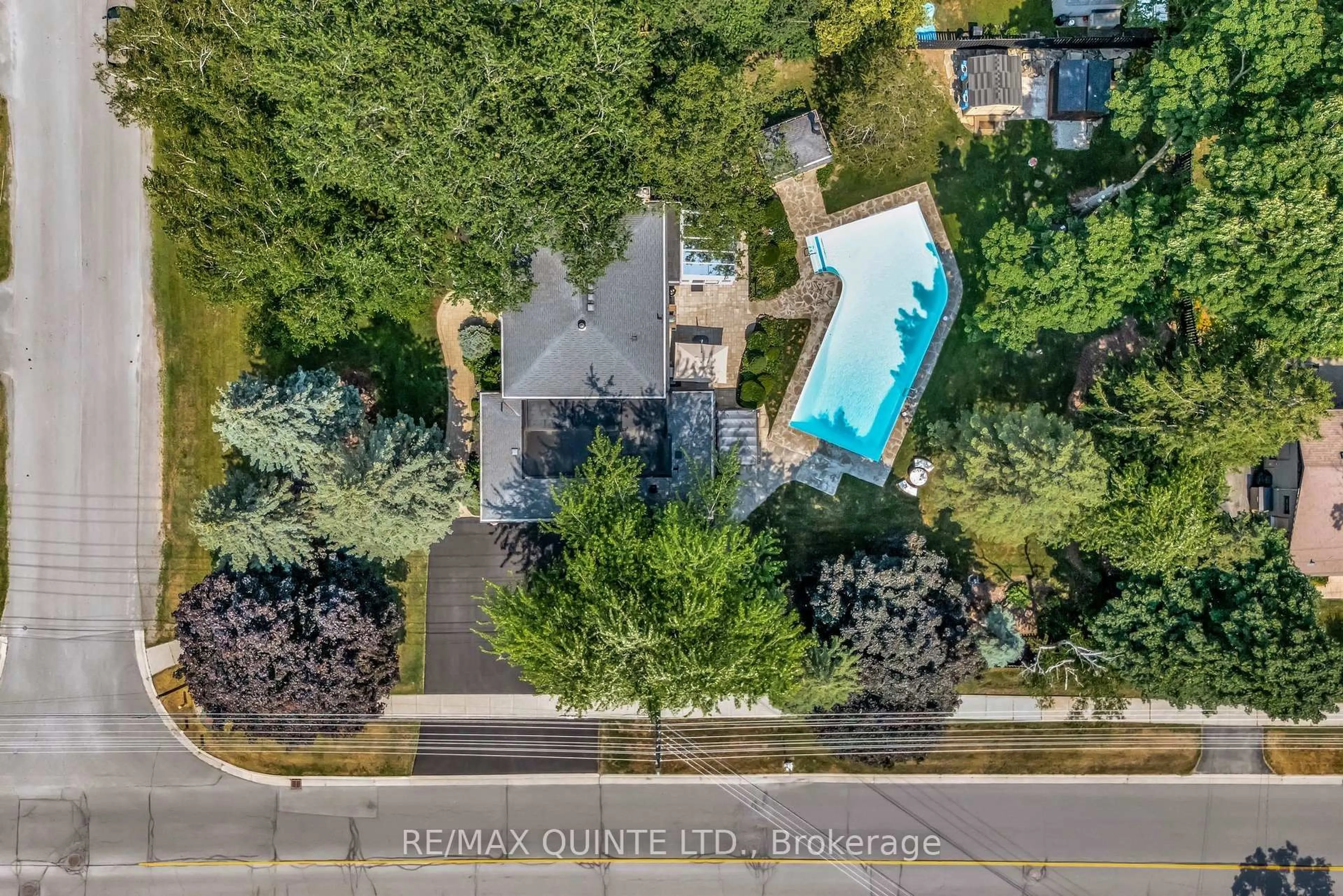 A pic from outside/outdoor area/front of a property/back of a property/a pic from drone, street for 22 Forest Hill Cres, Belleville Ontario K8N 4M5