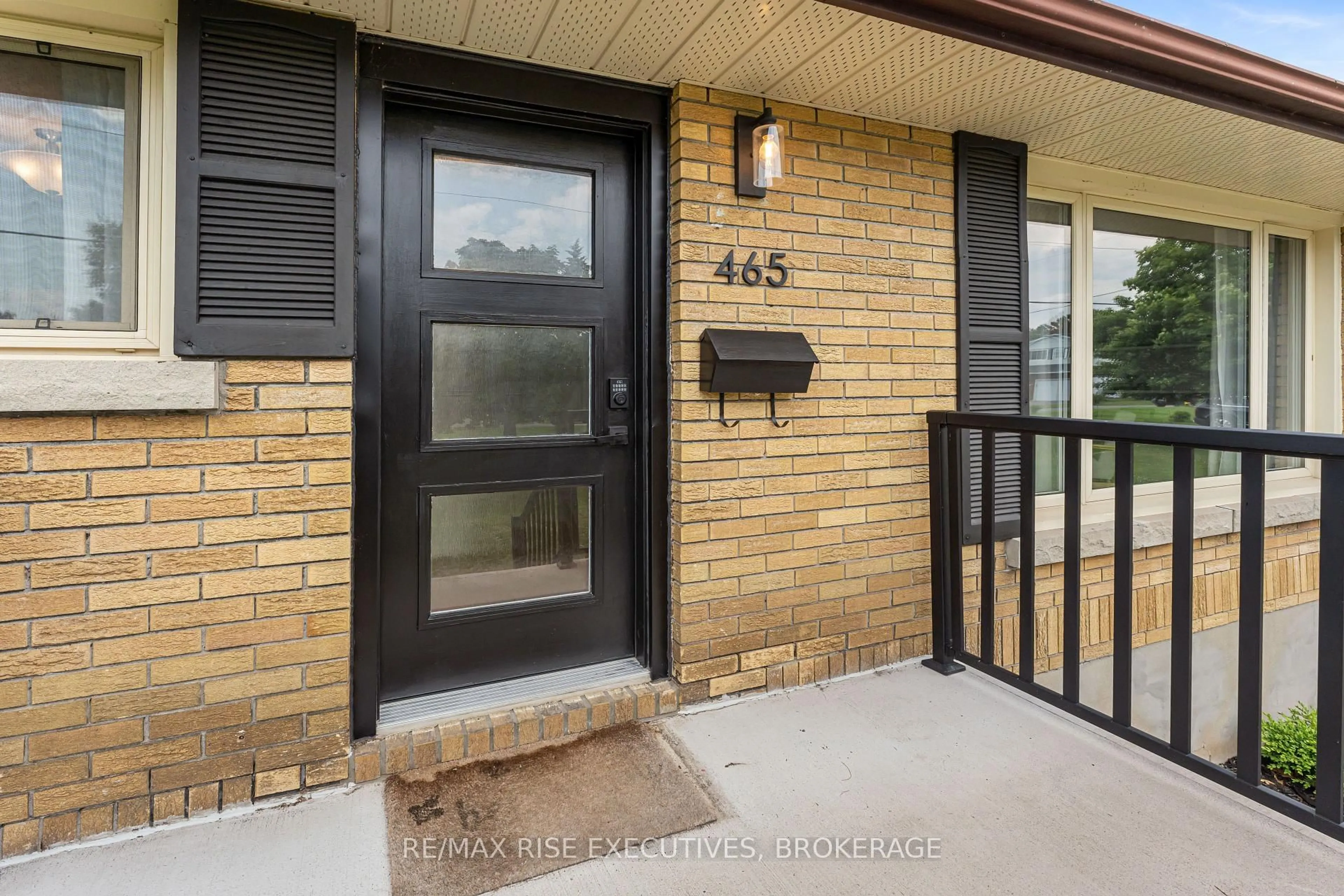 Indoor entryway for 465 MacClement Dr, Kingston Ontario K7M 5N8