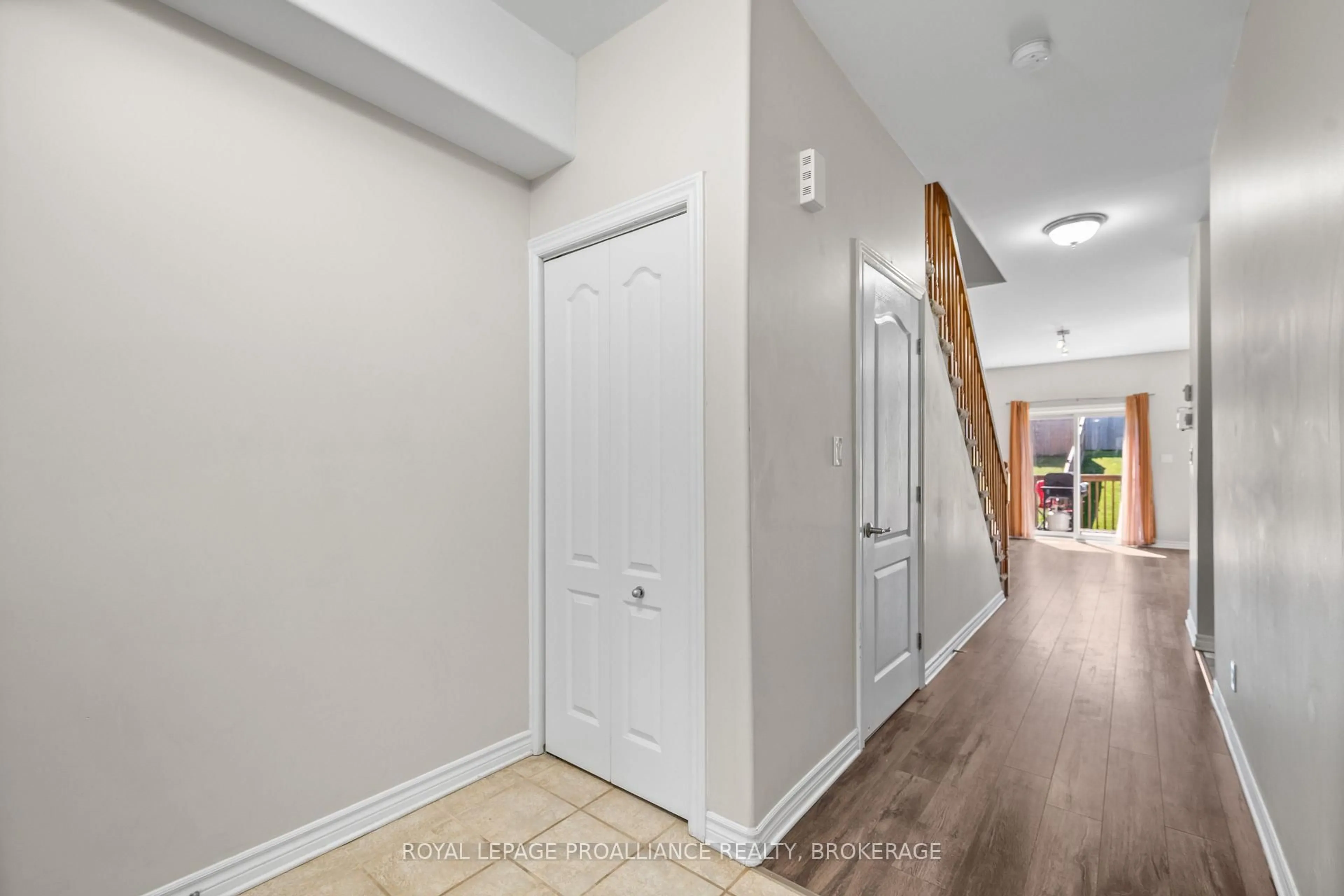 Indoor entryway for 908 Swanfield St, Kingston Ontario K7M 0A5