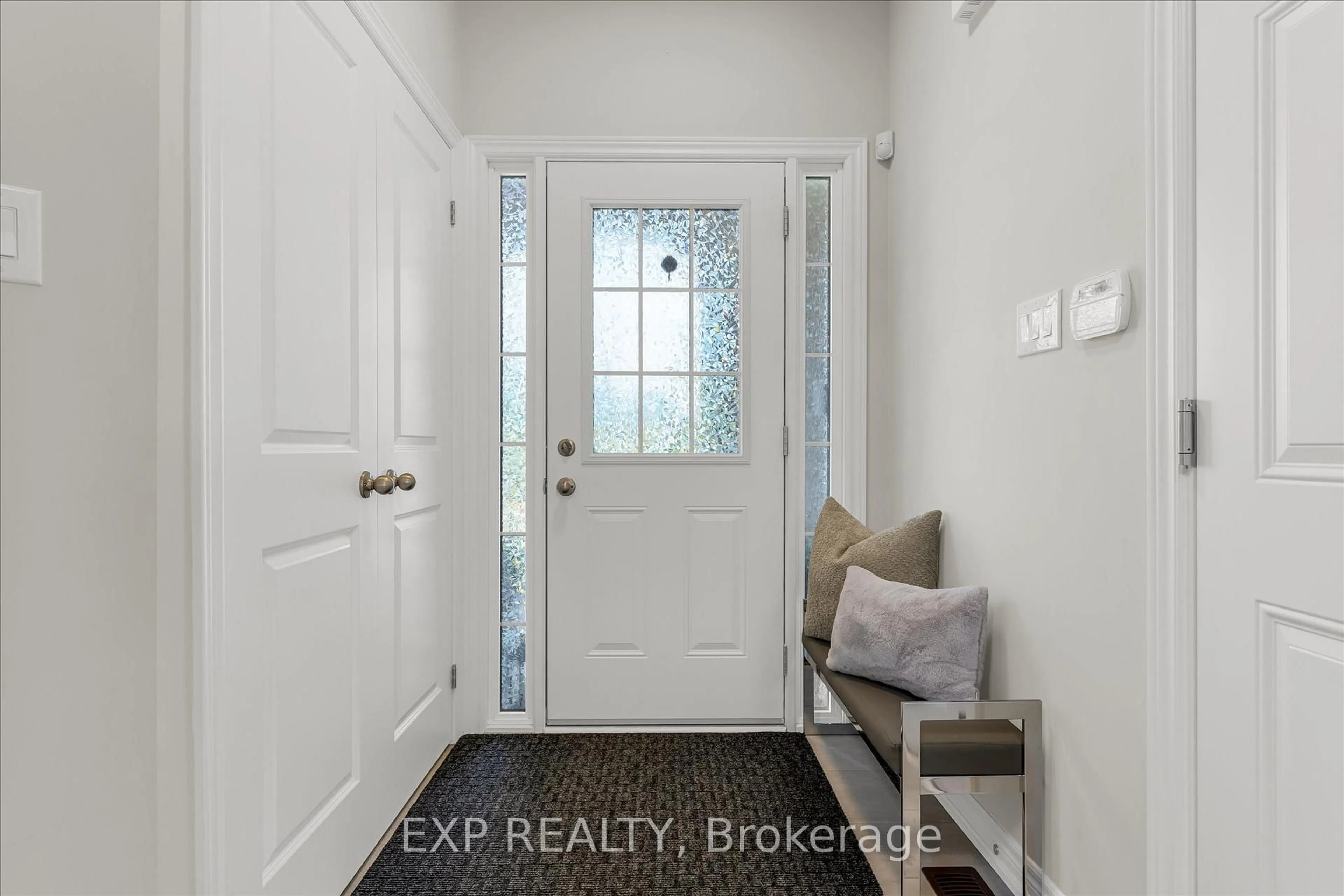 Indoor entryway for 45 Sauvignon Cres, Hamilton Ontario L8E 0K1