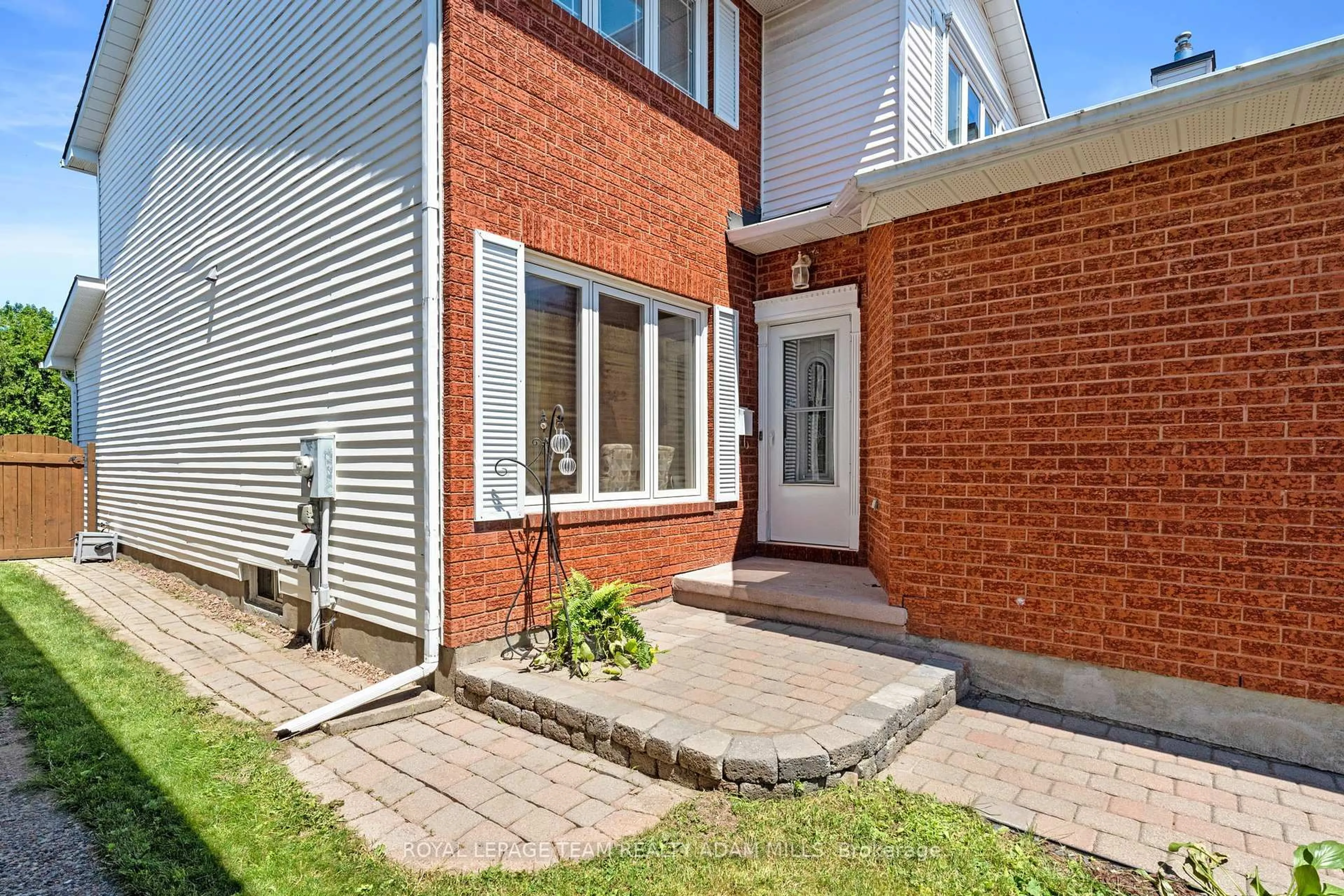 Home with brick exterior material, street for 607 Tourelle Dr, Ottawa Ontario K4A 3H5
