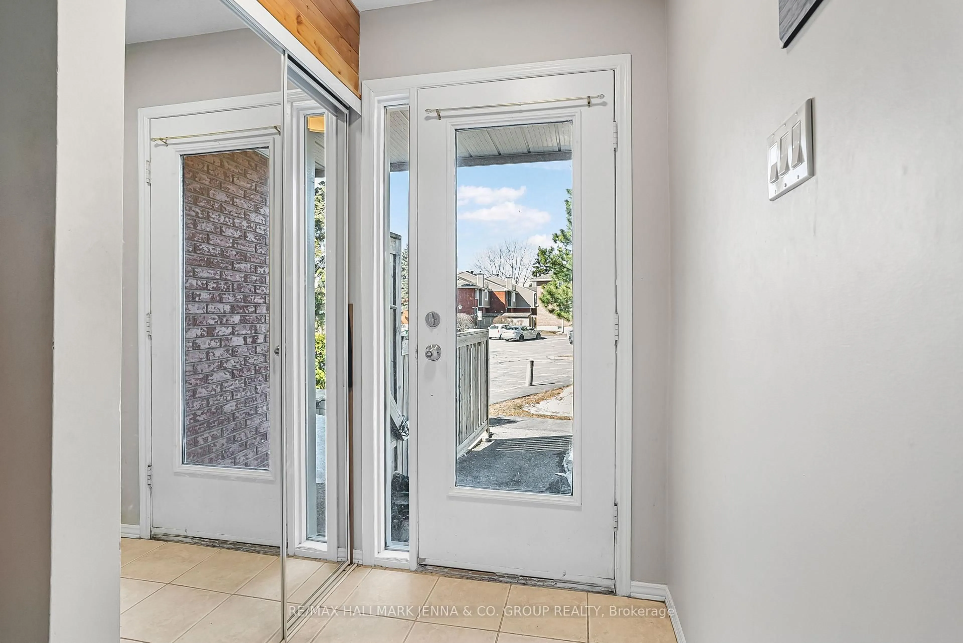 Indoor foyer for 1760 Cabaret Lane #207, Orleans Ontario K4A 2H1