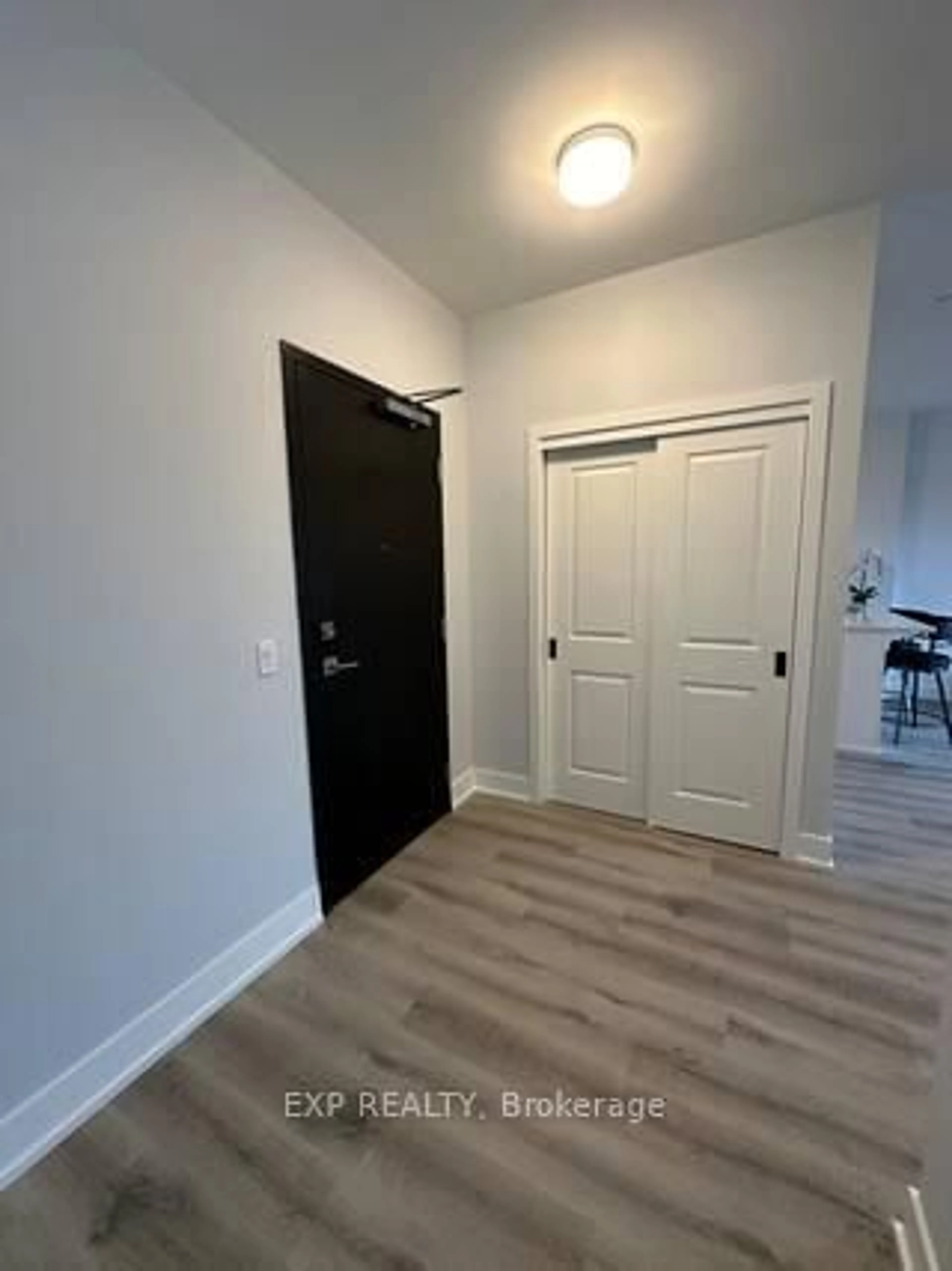 Indoor entryway for 1350 Hemlock Rd #110, Ottawa Ontario K1K 4E4