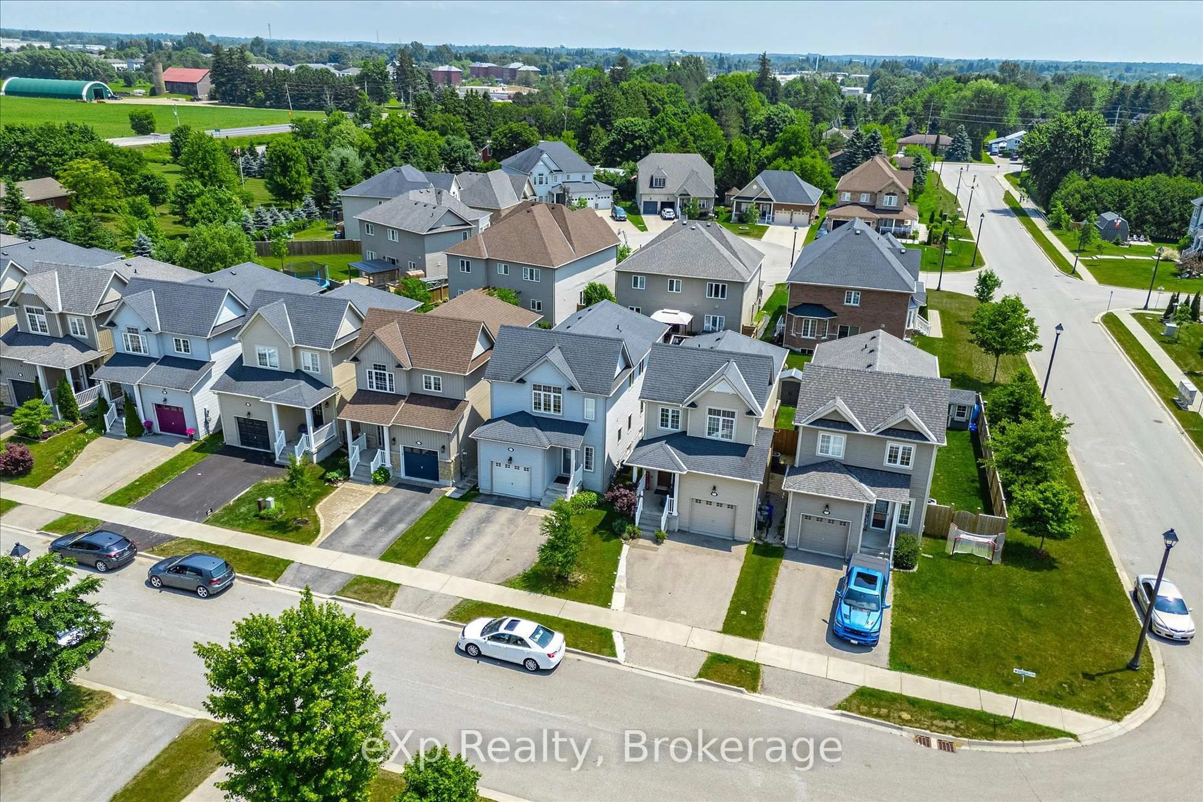 A pic from outside/outdoor area/front of a property/back of a property/a pic from drone, street for 17 Goodall Crt, Centre Wellington Ontario N1M 0C8