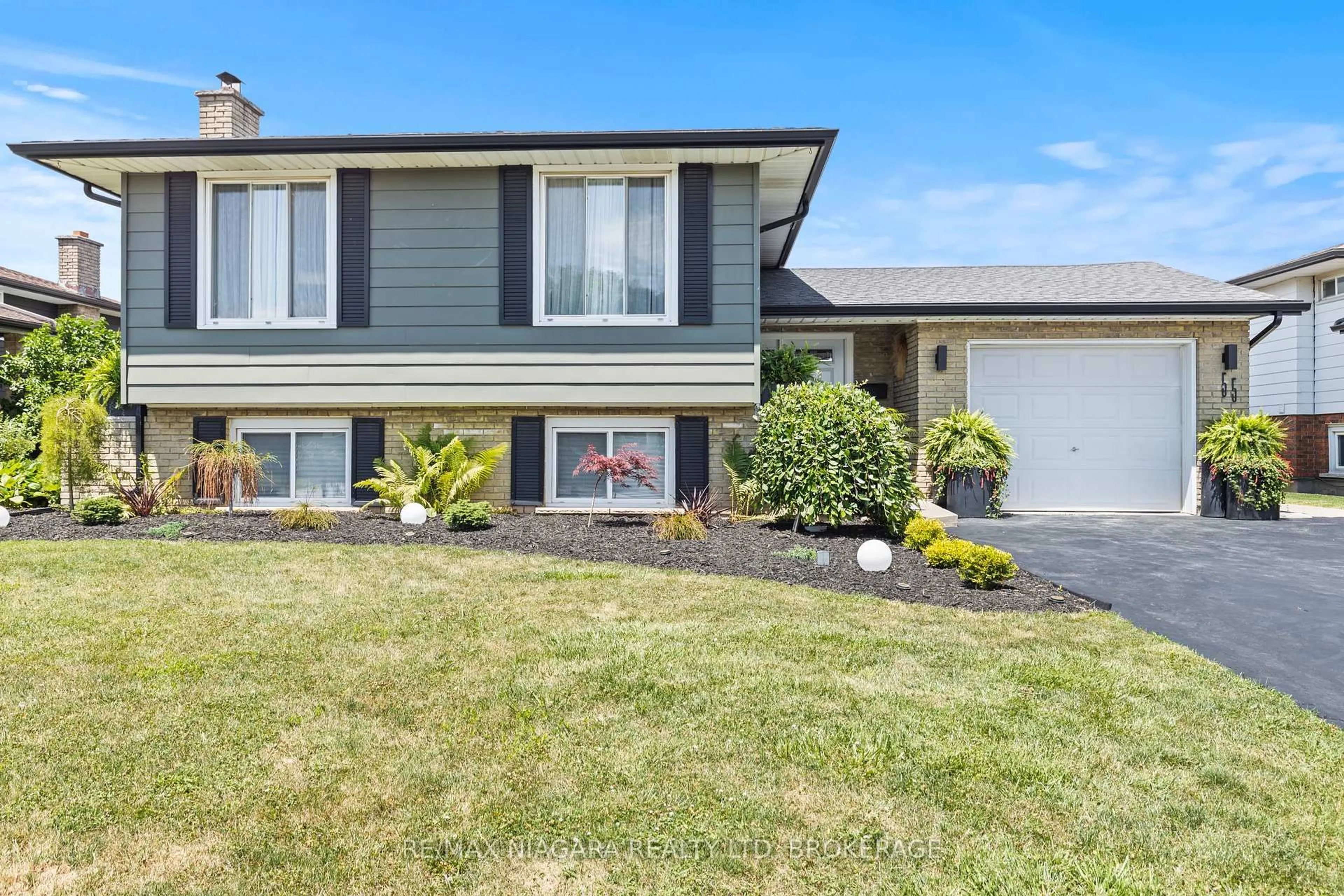 Home with vinyl exterior material, street for 55 Robert St, Welland Ontario L3B 5T8