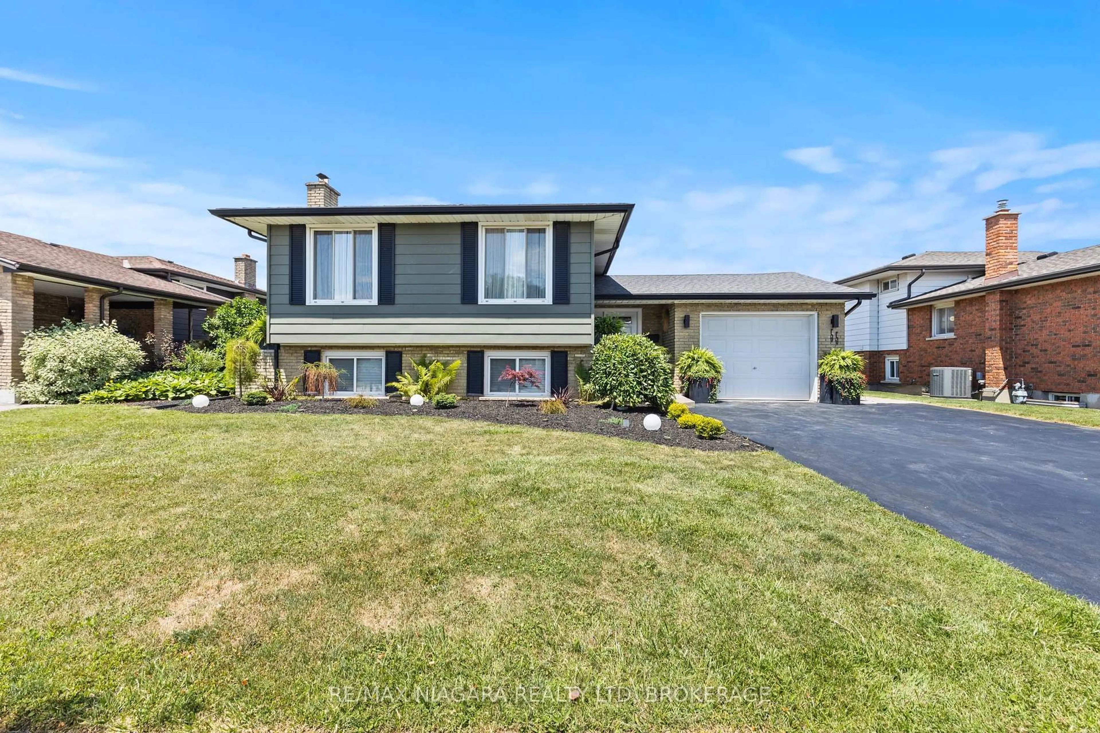 Home with vinyl exterior material, street for 55 Robert St, Welland Ontario L3B 5T8