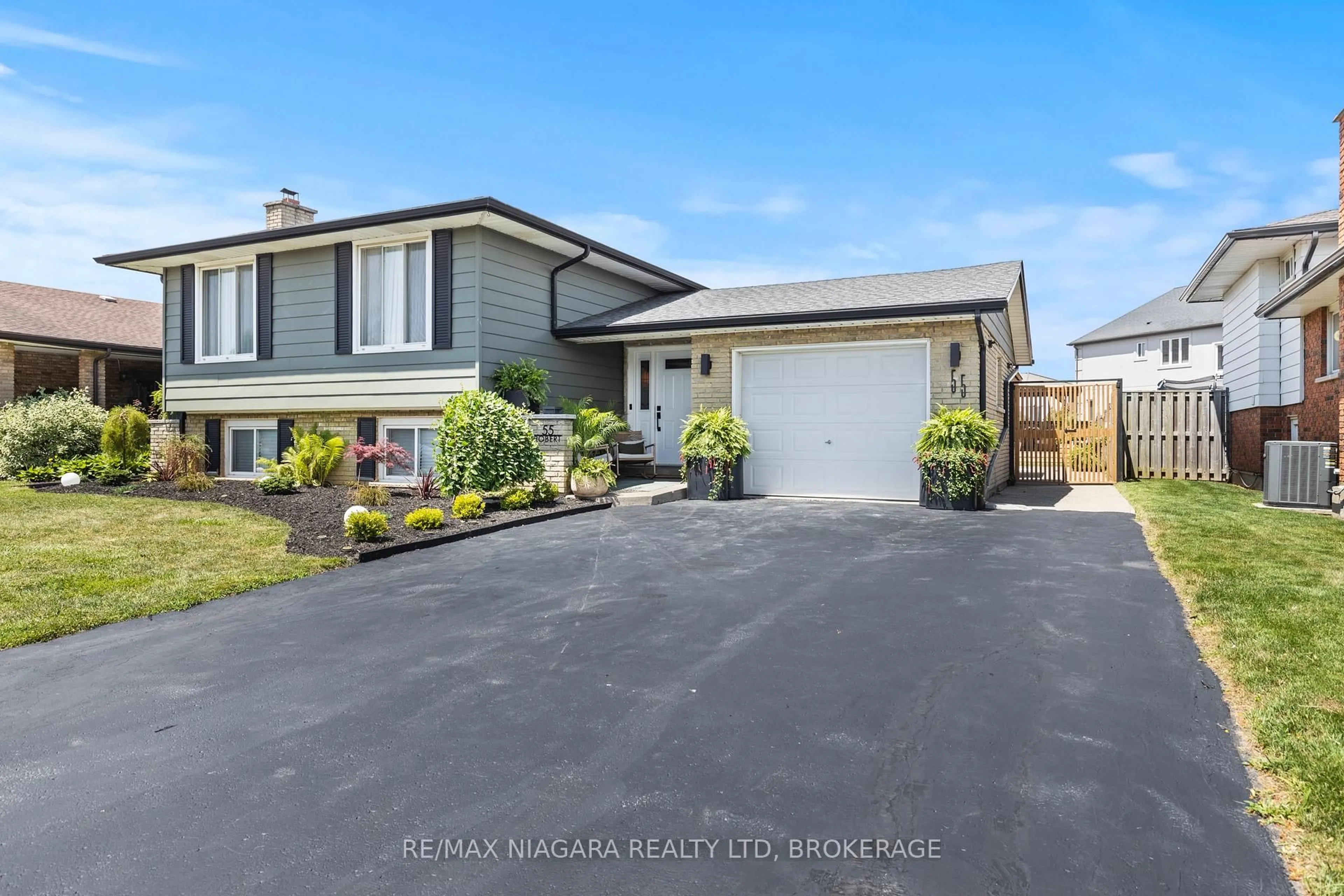 Home with vinyl exterior material, unknown for 55 Robert St, Welland Ontario L3B 5T8