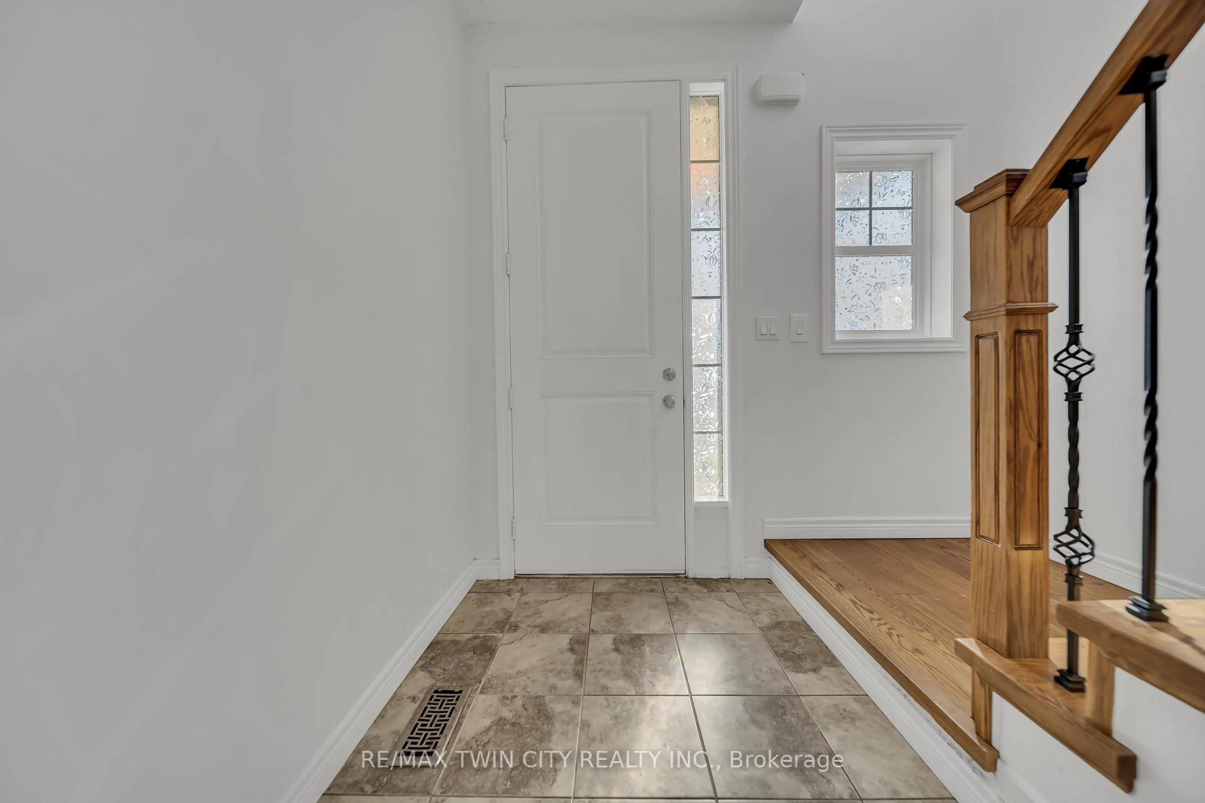 Indoor entryway for 182 Eden Oak Tr, Kitchener Ontario N2A 0H6