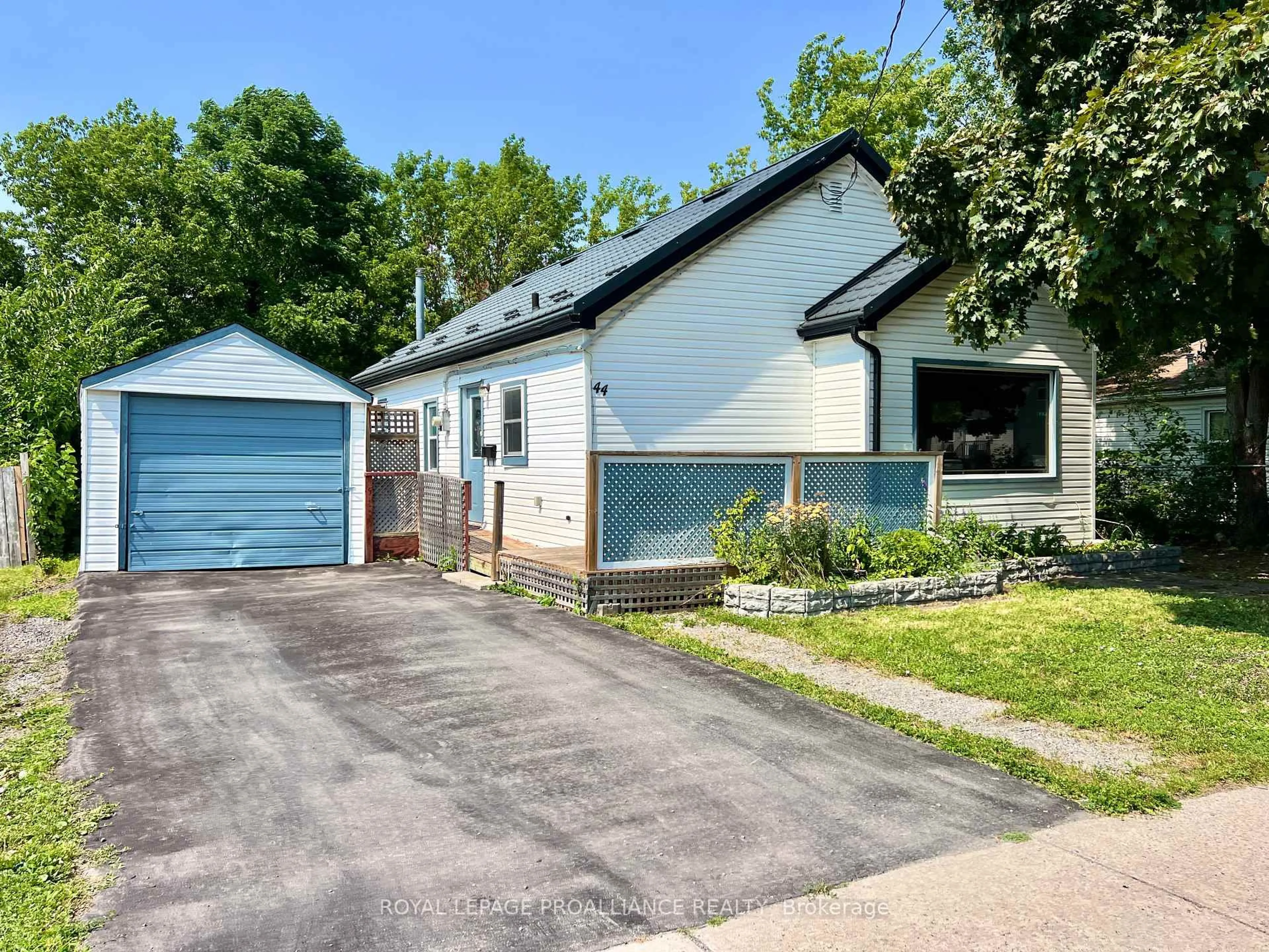 A pic from outside/outdoor area/front of a property/back of a property/a pic from drone, street for 44 Russell St, Belleville Ontario K8N 2P2