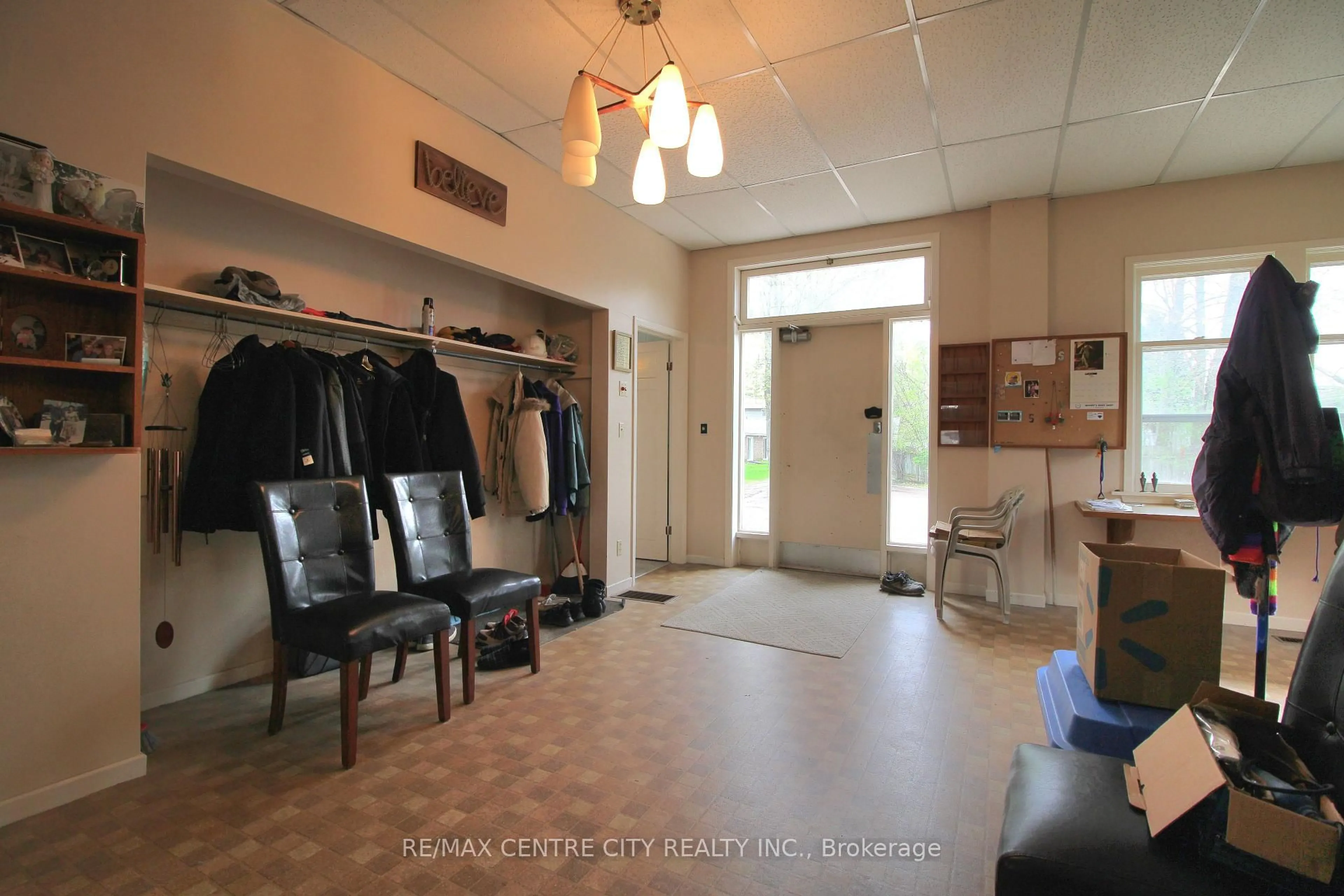 Unknown for 12 Chester St, St. Thomas Ontario N5R 1T8