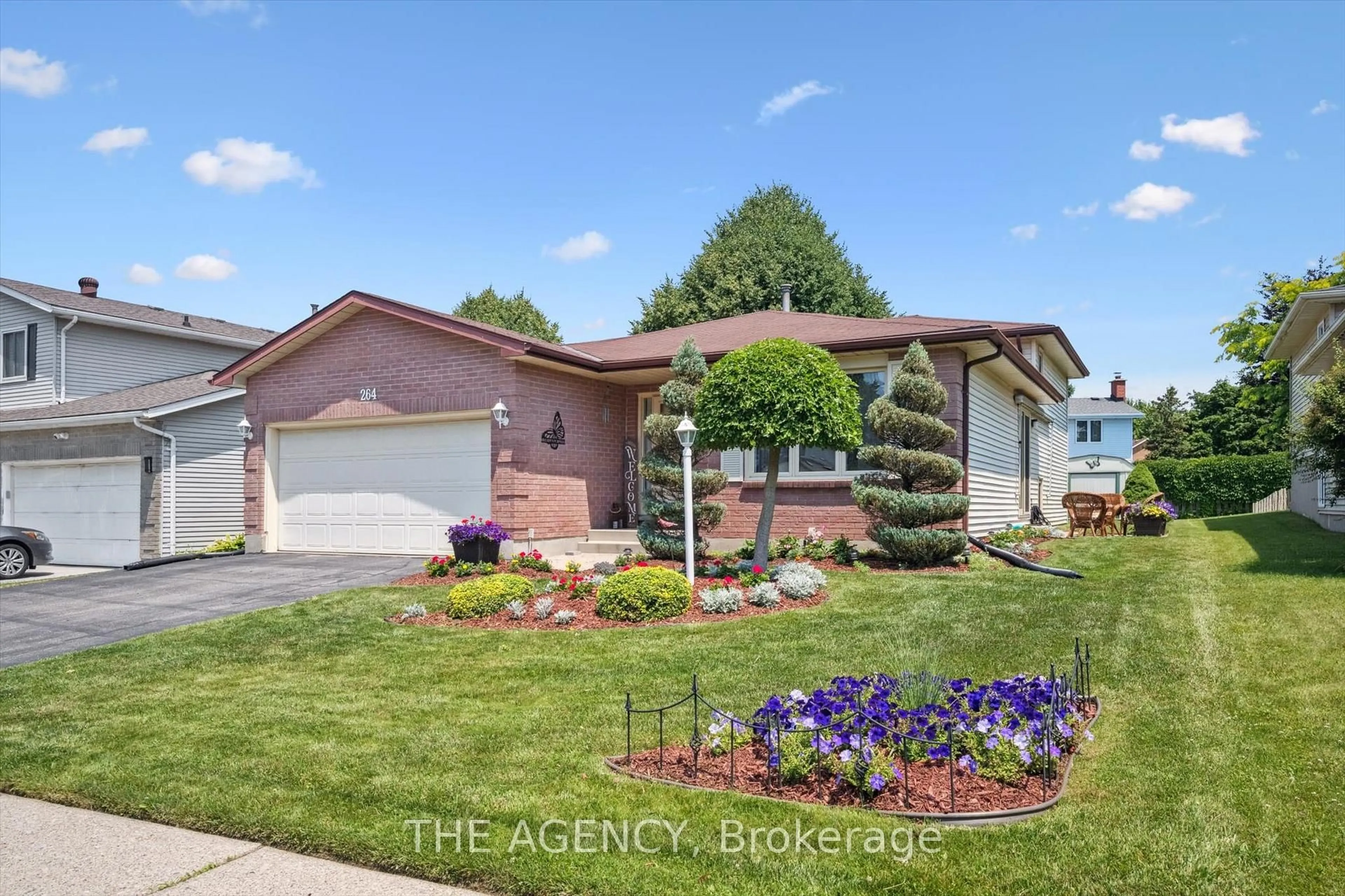 Home with vinyl exterior material, street for 264 Biehn Dr, Kitchener Ontario N2R 1B2