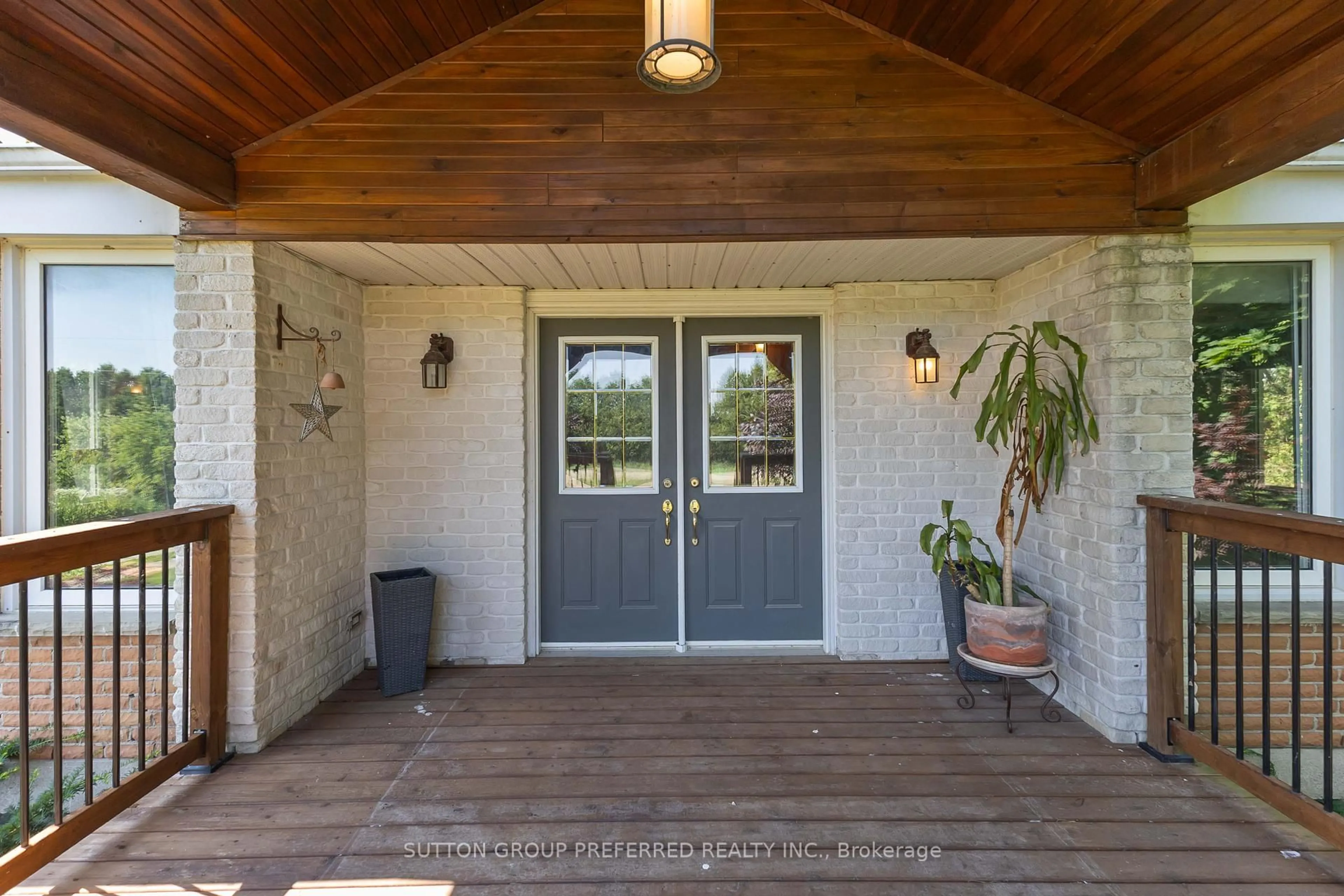 Indoor entryway for 11076 Greystead Dr, Middlesex Centre Ontario N0M 1P0