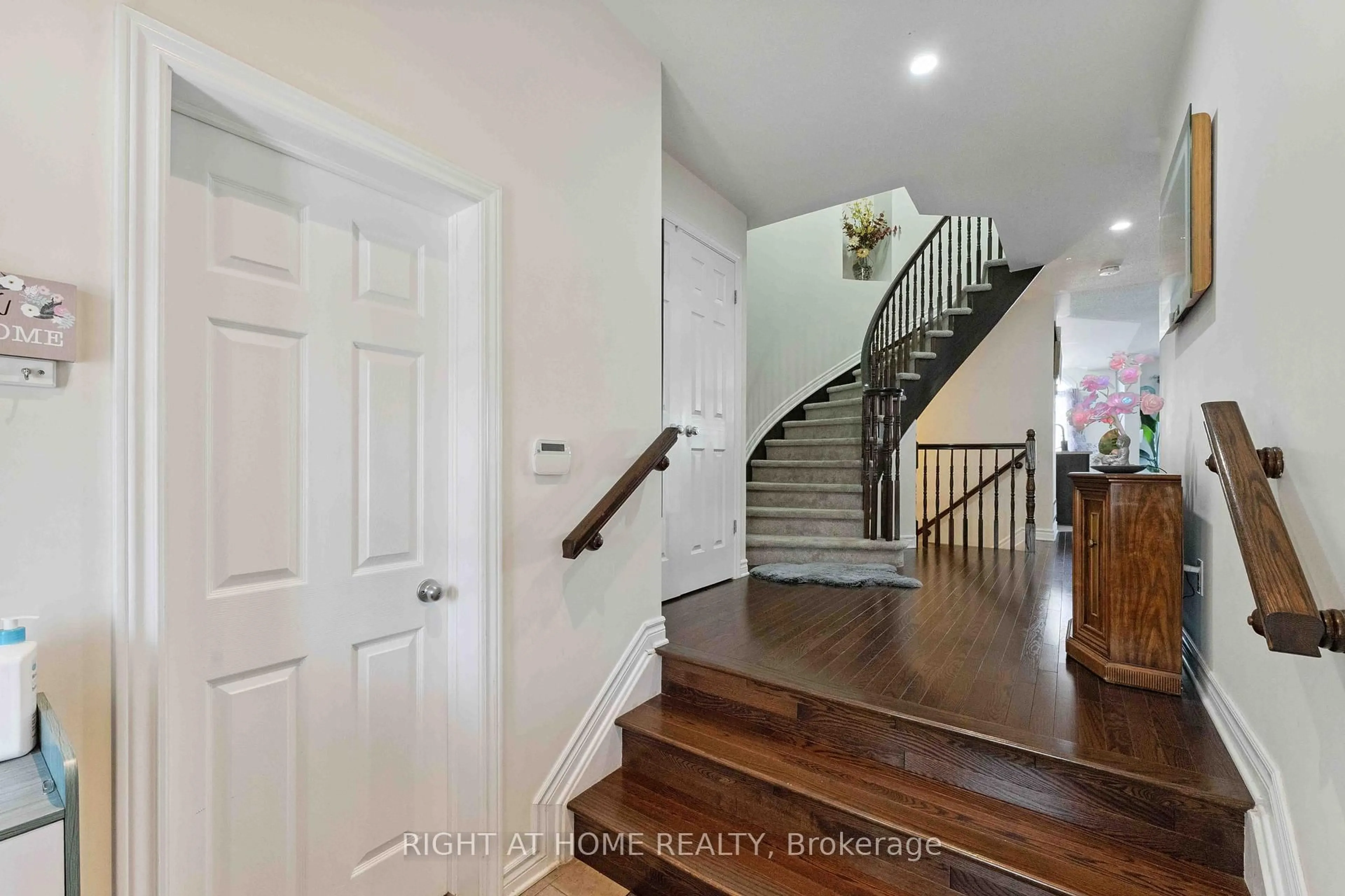 Indoor entryway for 173 Garrity Cres, Ottawa Ontario K2J 3T5