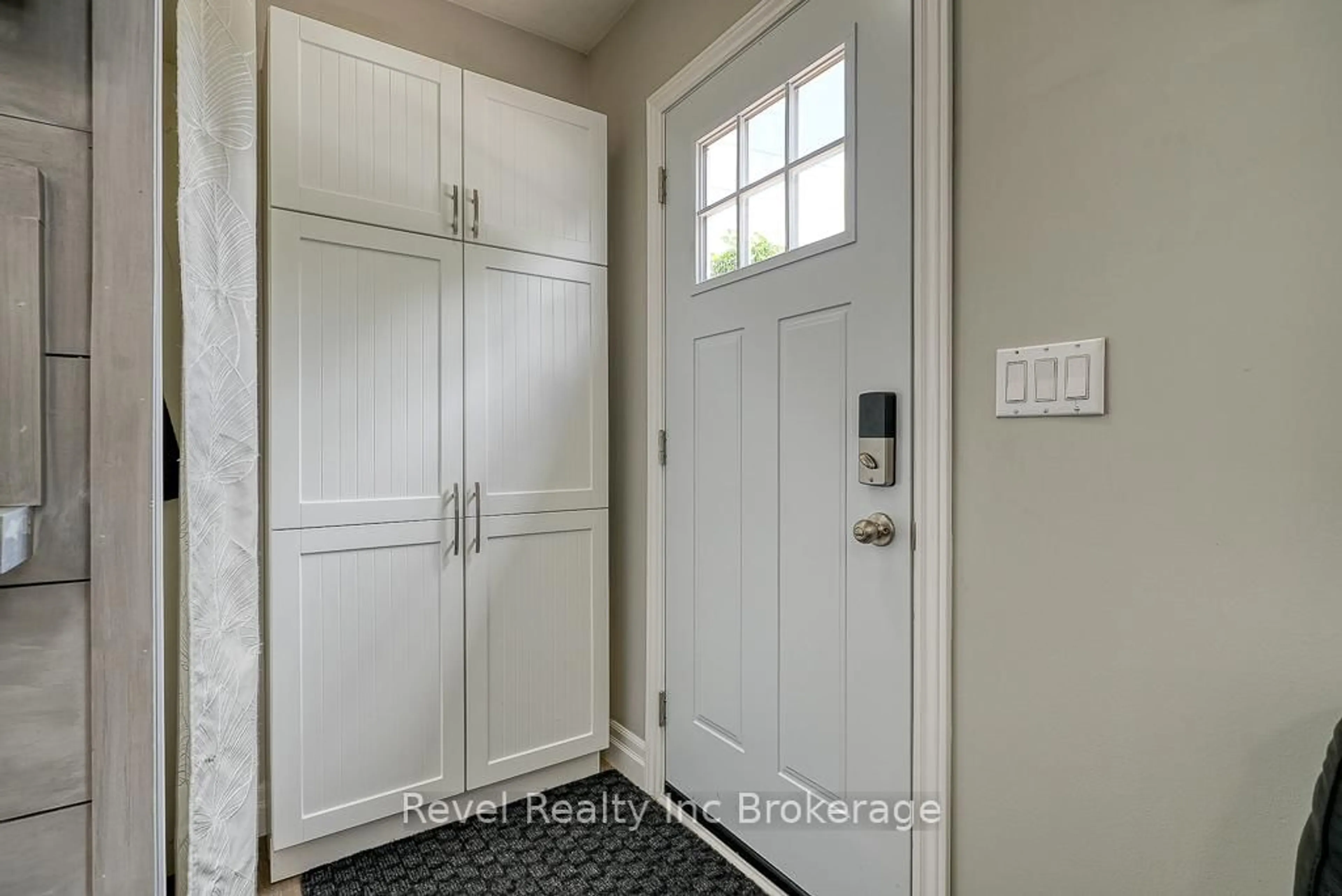 Indoor entryway for 179 Cherry St, Ingersoll Ontario N5C 1J1