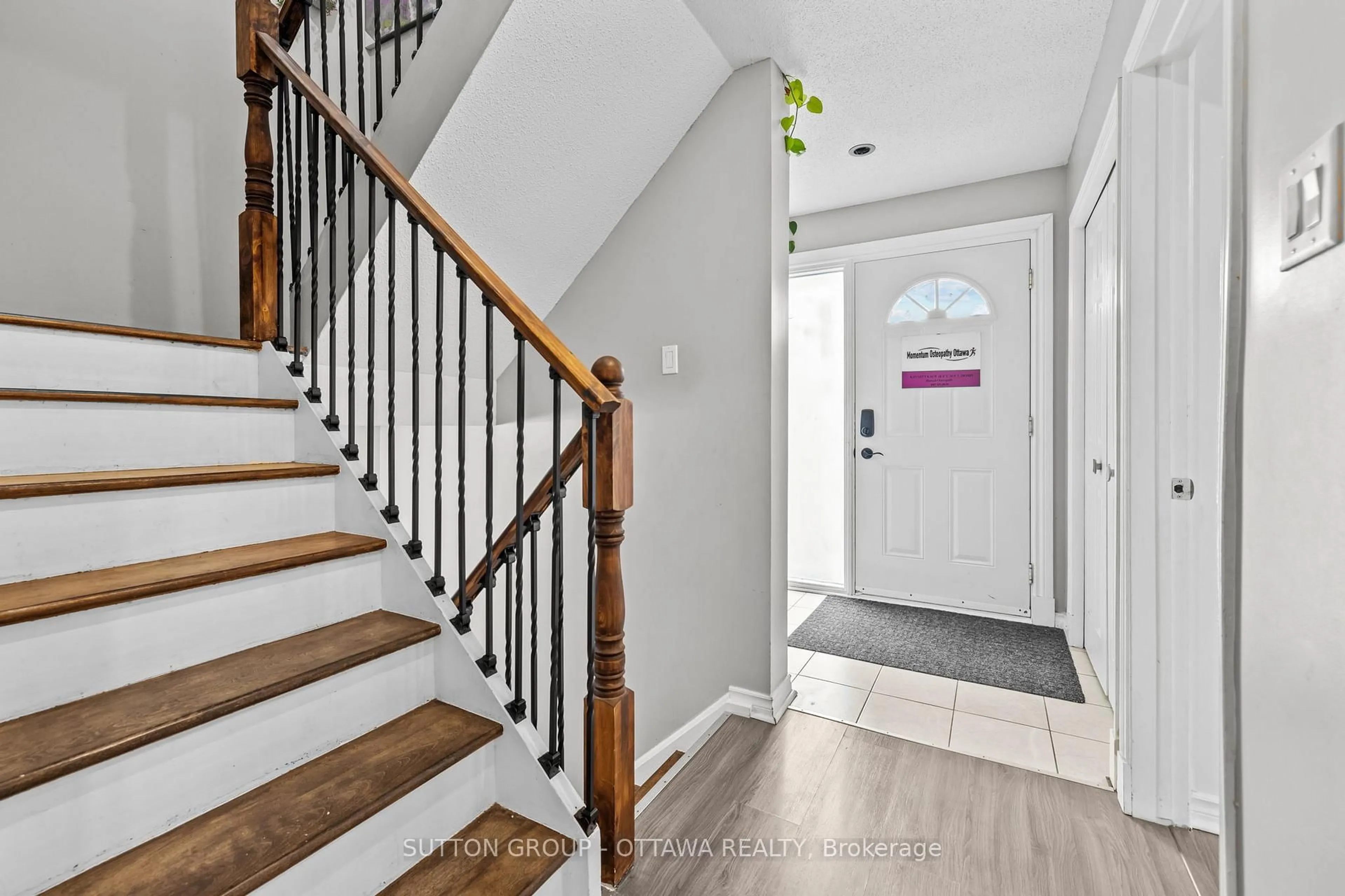 Indoor entryway for 35 Jackson Crt, Ottawa Ontario K2K 1B6