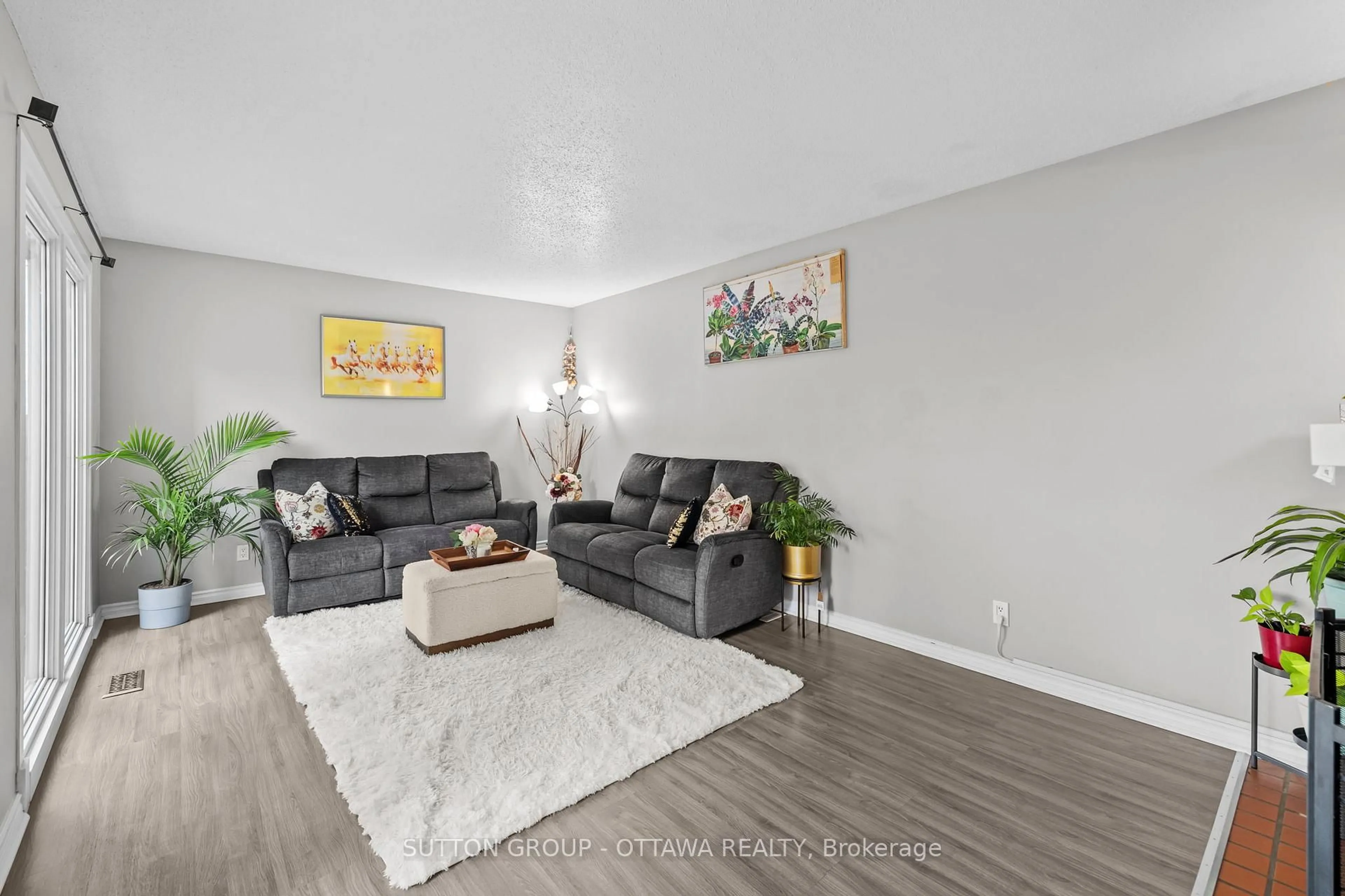 Living room with furniture, unknown for 35 Jackson Crt, Ottawa Ontario K2K 1B6