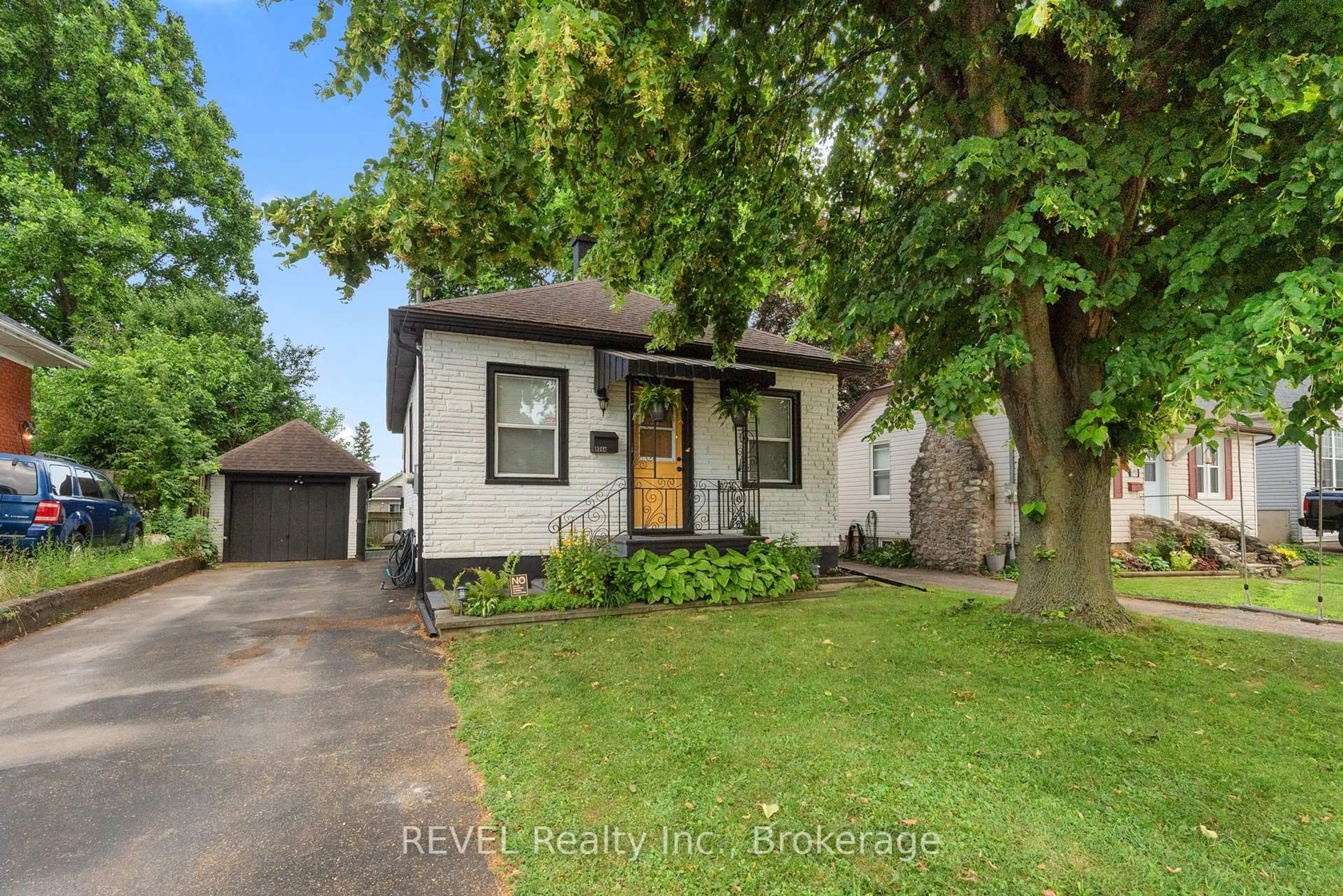 Home with vinyl exterior material, street for 6344 Culp St, Niagara Falls Ontario L2G 2C1