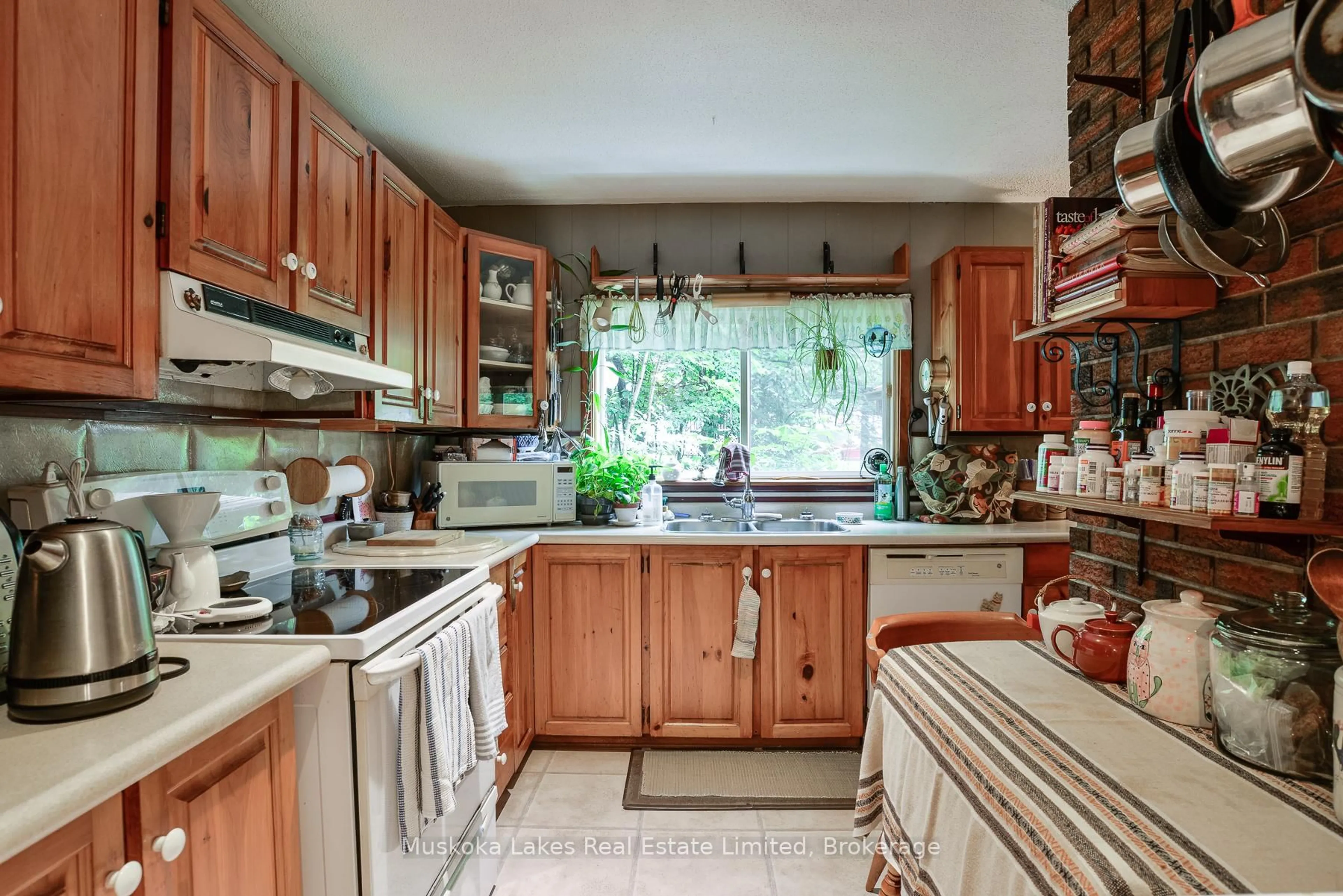 Standard kitchen, ceramic/tile floor for 2065 Peninsula Rd, Muskoka Lakes Ontario P0B 1G0