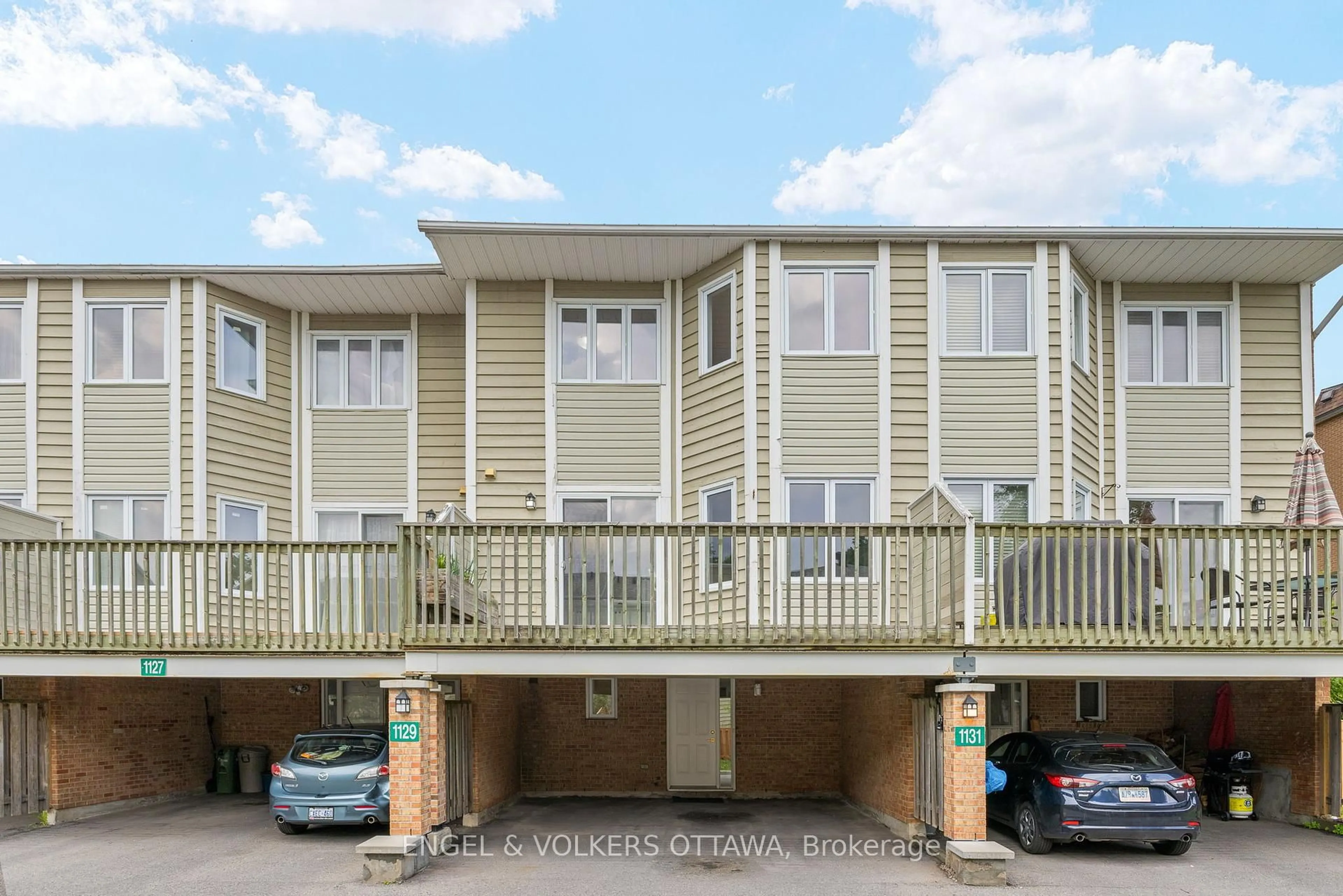 A pic from outside/outdoor area/front of a property/back of a property/a pic from drone, unknown for 1129 Chimney Hill Way, Ottawa Ontario K1J 8Z7