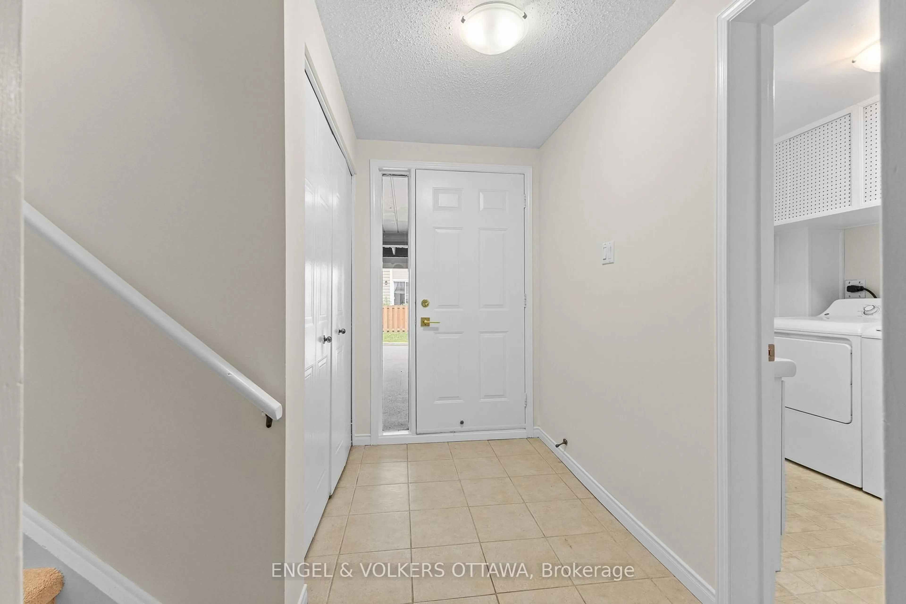 Indoor entryway for 1129 Chimney Hill Way, Ottawa Ontario K1J 8Z7