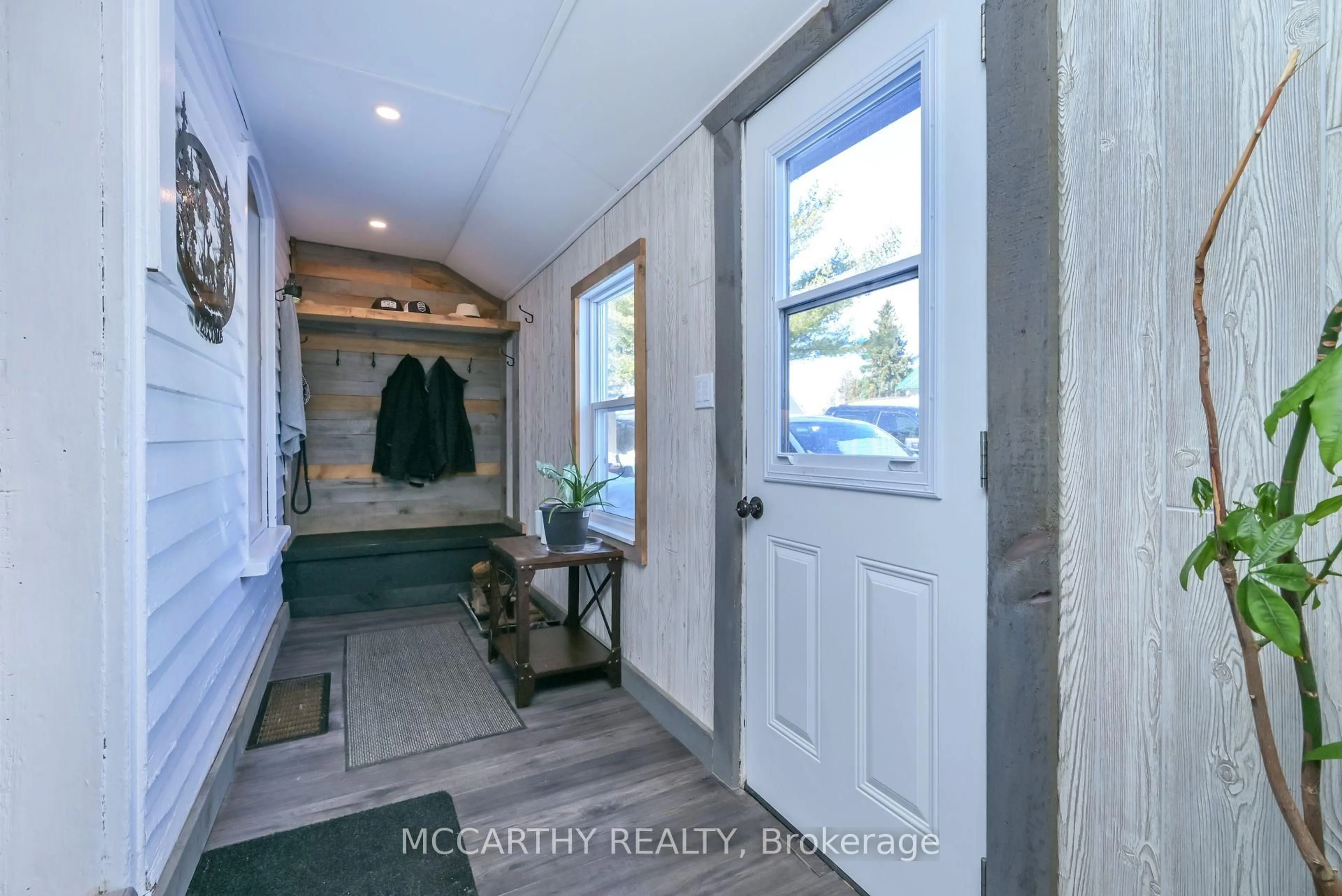 Indoor entryway for 681141 260 Sdrd, Melancthon Ontario L9V 2M7