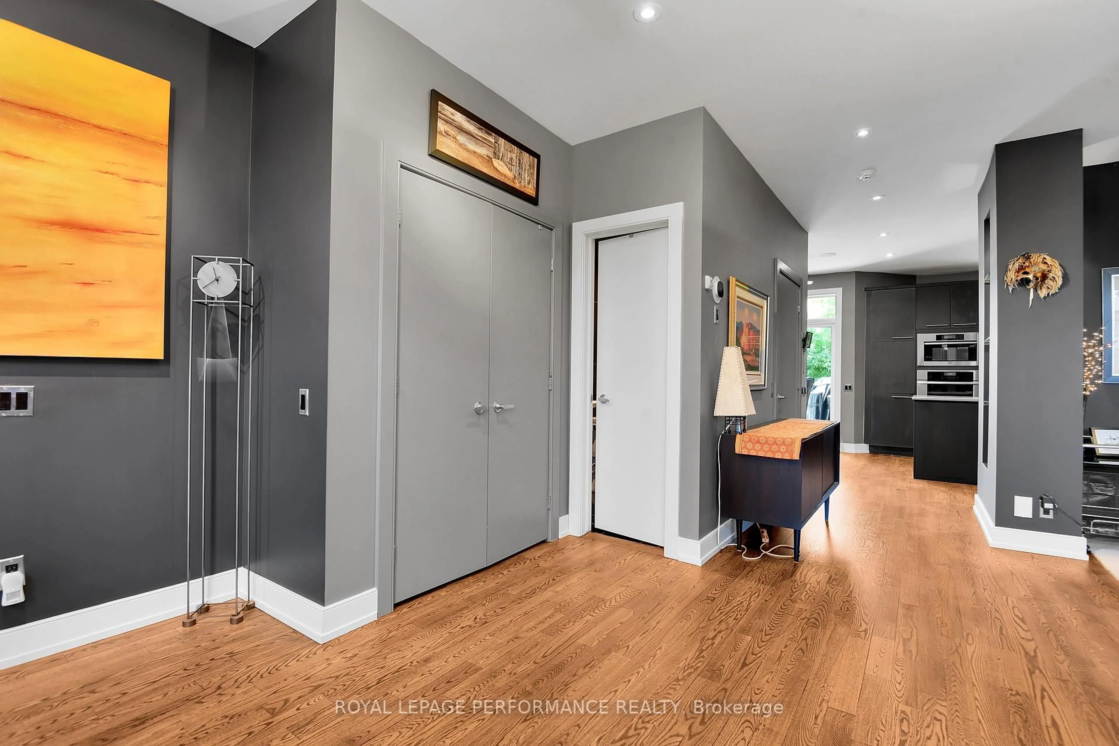 Indoor entryway for 805 Kingsmere Ave, Ottawa Ontario K2A 3J8